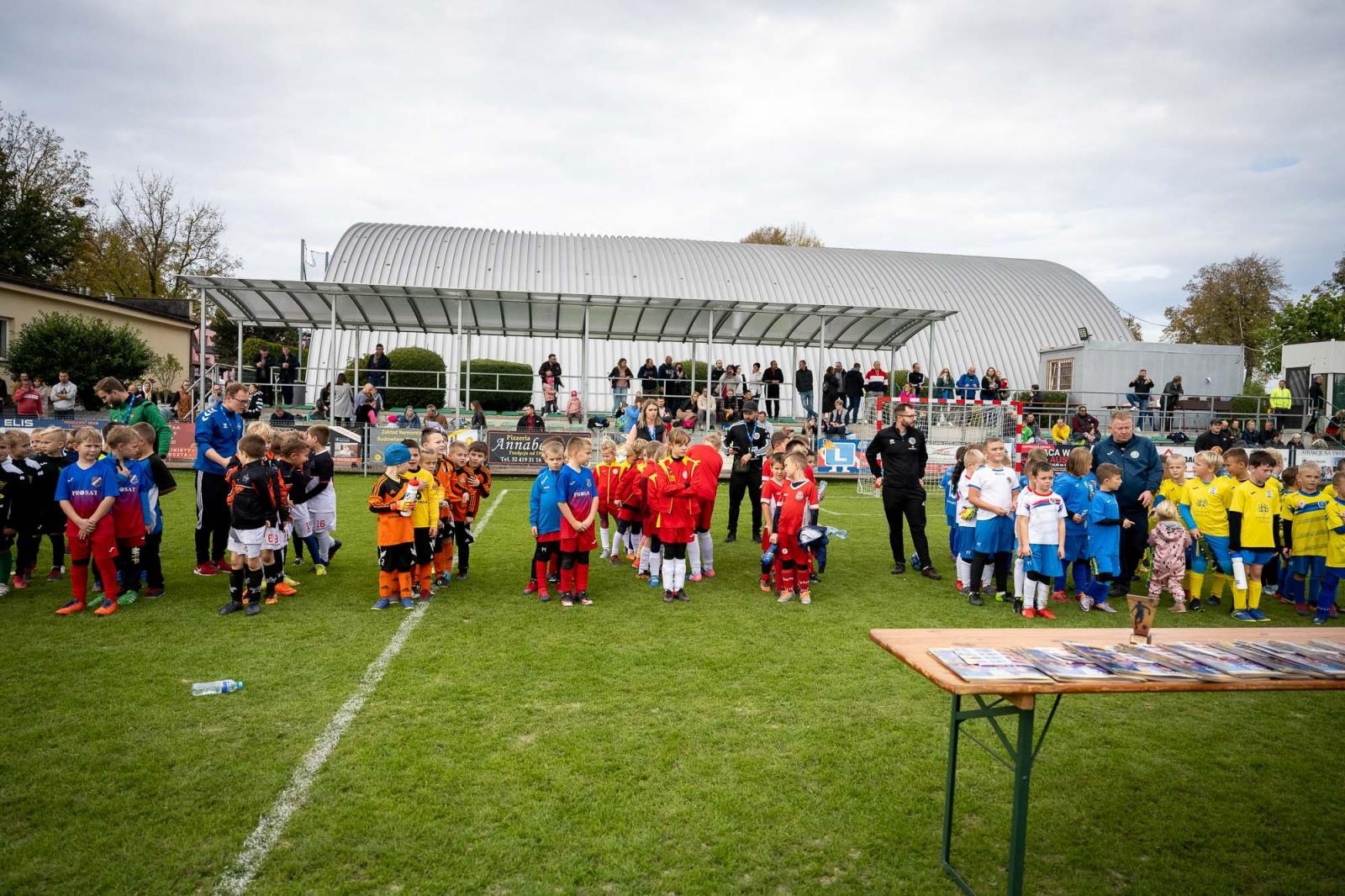 Zdjęcie w galerii na portalu naszraciborz.pl: W Chałupkach w piłkę grali i pieniądze dla Mikołaja zbierali wiadomości z regionu