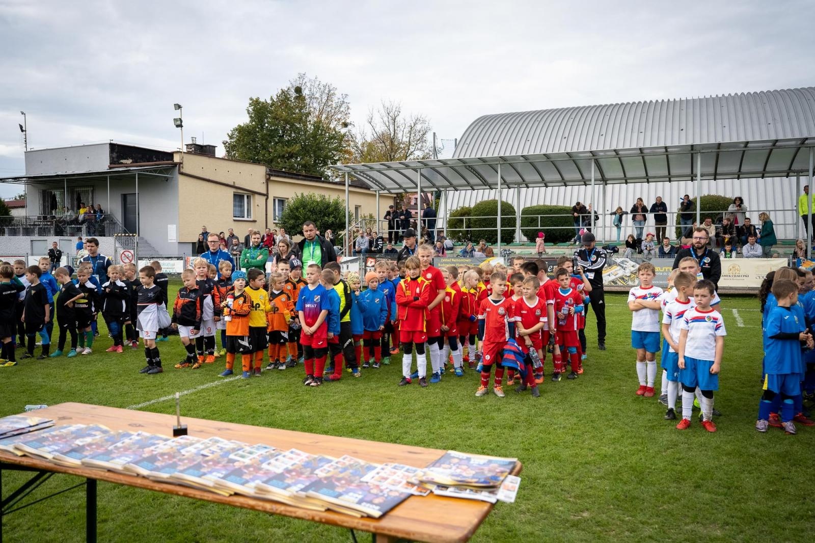 Zdjęcie w galerii na portalu naszraciborz.pl: W Chałupkach w piłkę grali i pieniądze dla Mikołaja zbierali wiadomości z regionu
