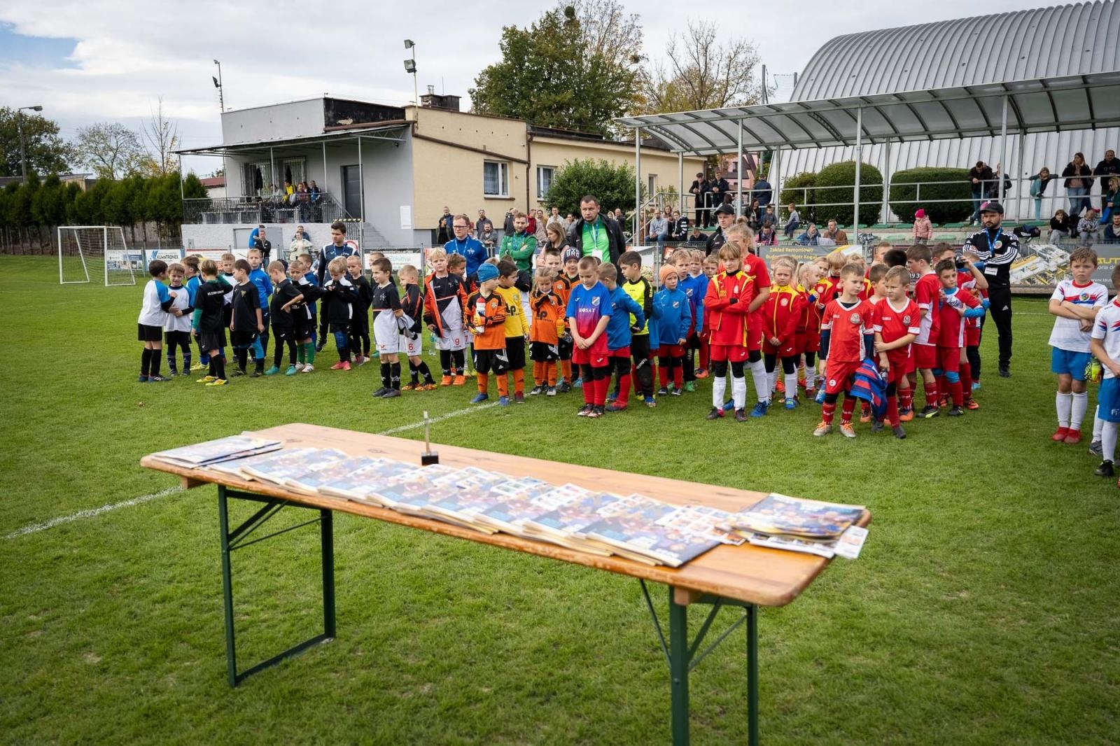 Zdjęcie w galerii na portalu naszraciborz.pl: W Chałupkach w piłkę grali i pieniądze dla Mikołaja zbierali wiadomości z regionu