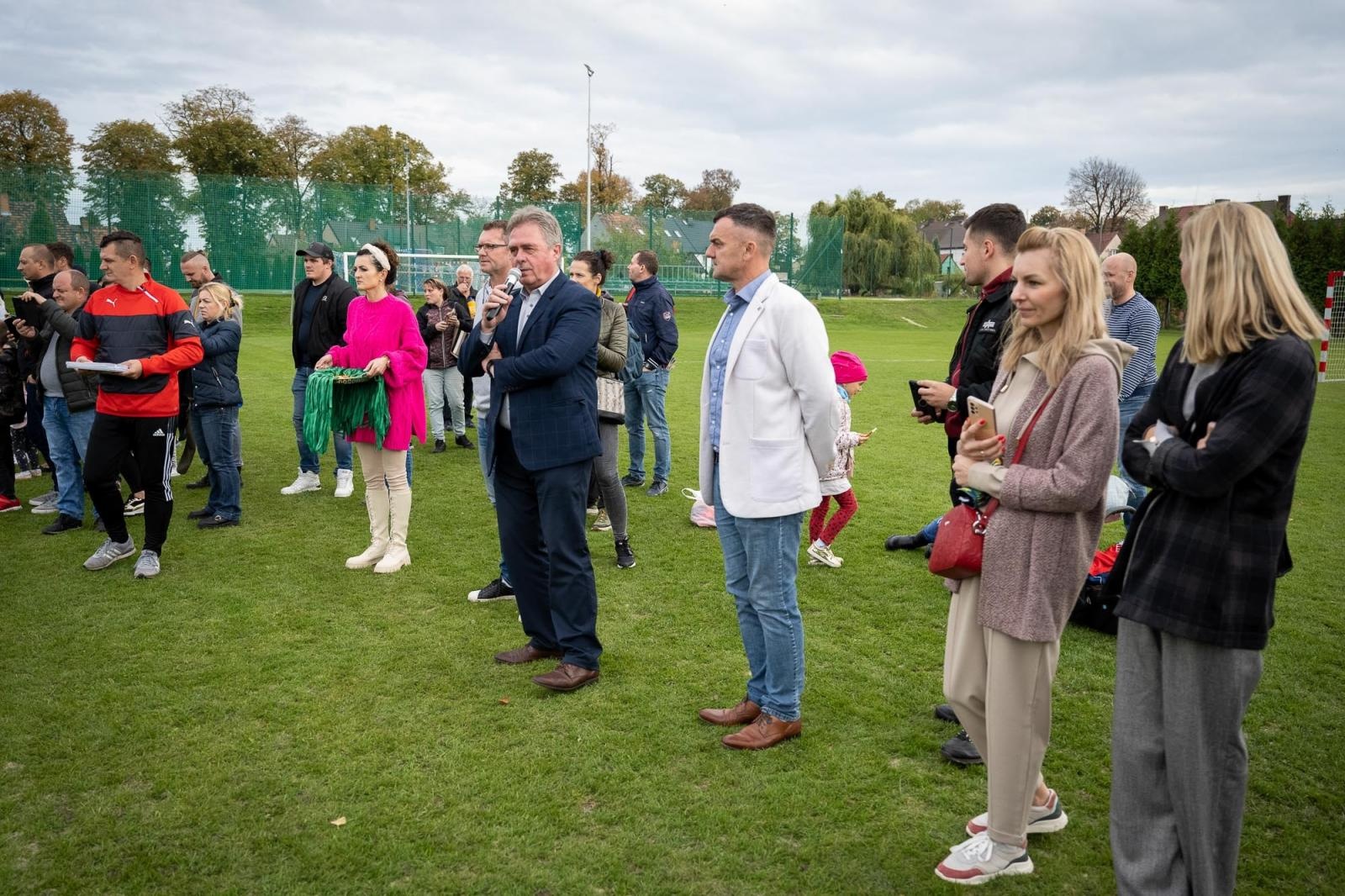 Zdjęcie w galerii na portalu naszraciborz.pl: W Chałupkach w piłkę grali i pieniądze dla Mikołaja zbierali wiadomości z regionu