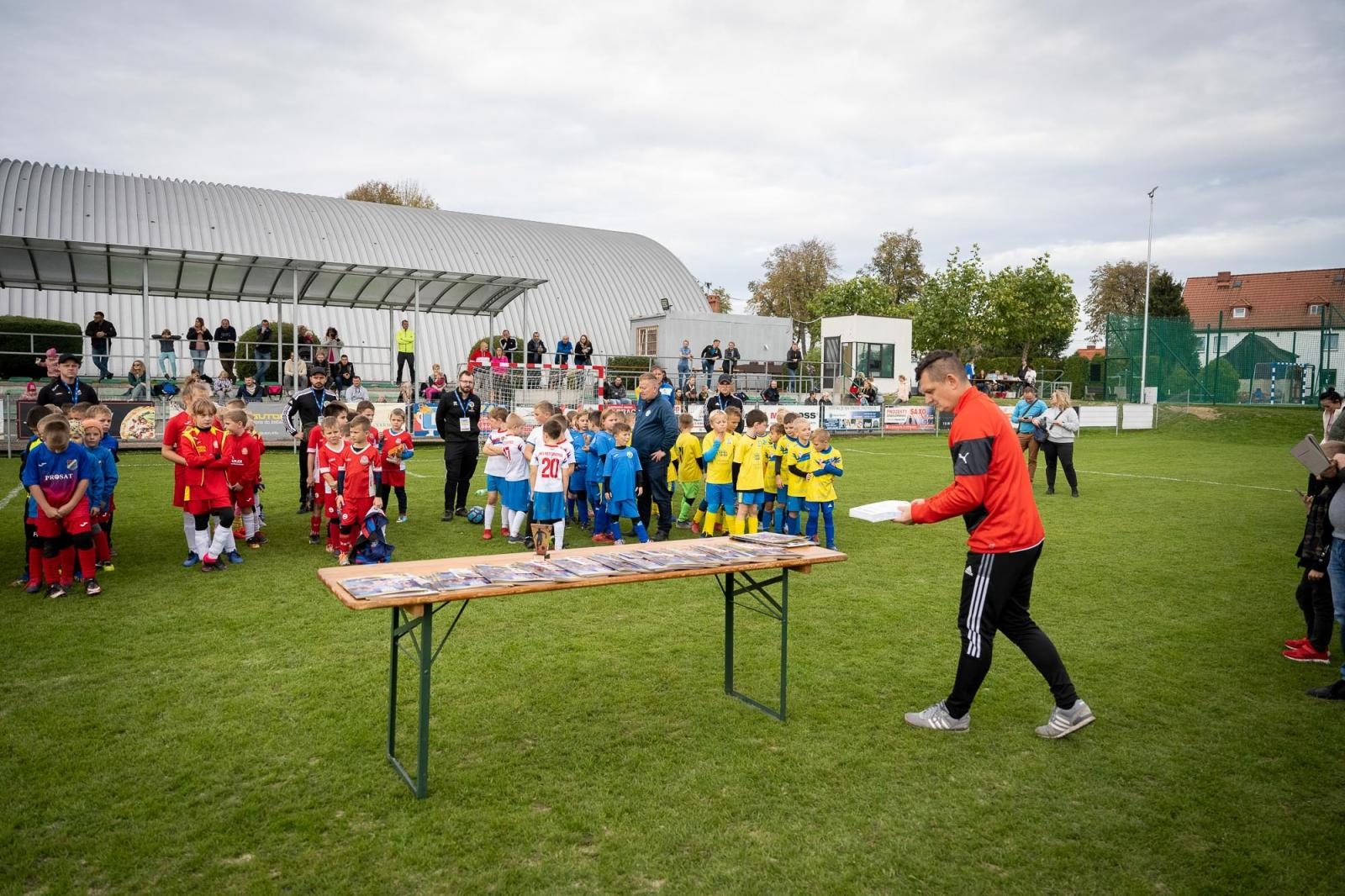 Zdjęcie w galerii na portalu naszraciborz.pl: W Chałupkach w piłkę grali i pieniądze dla Mikołaja zbierali wiadomości z regionu