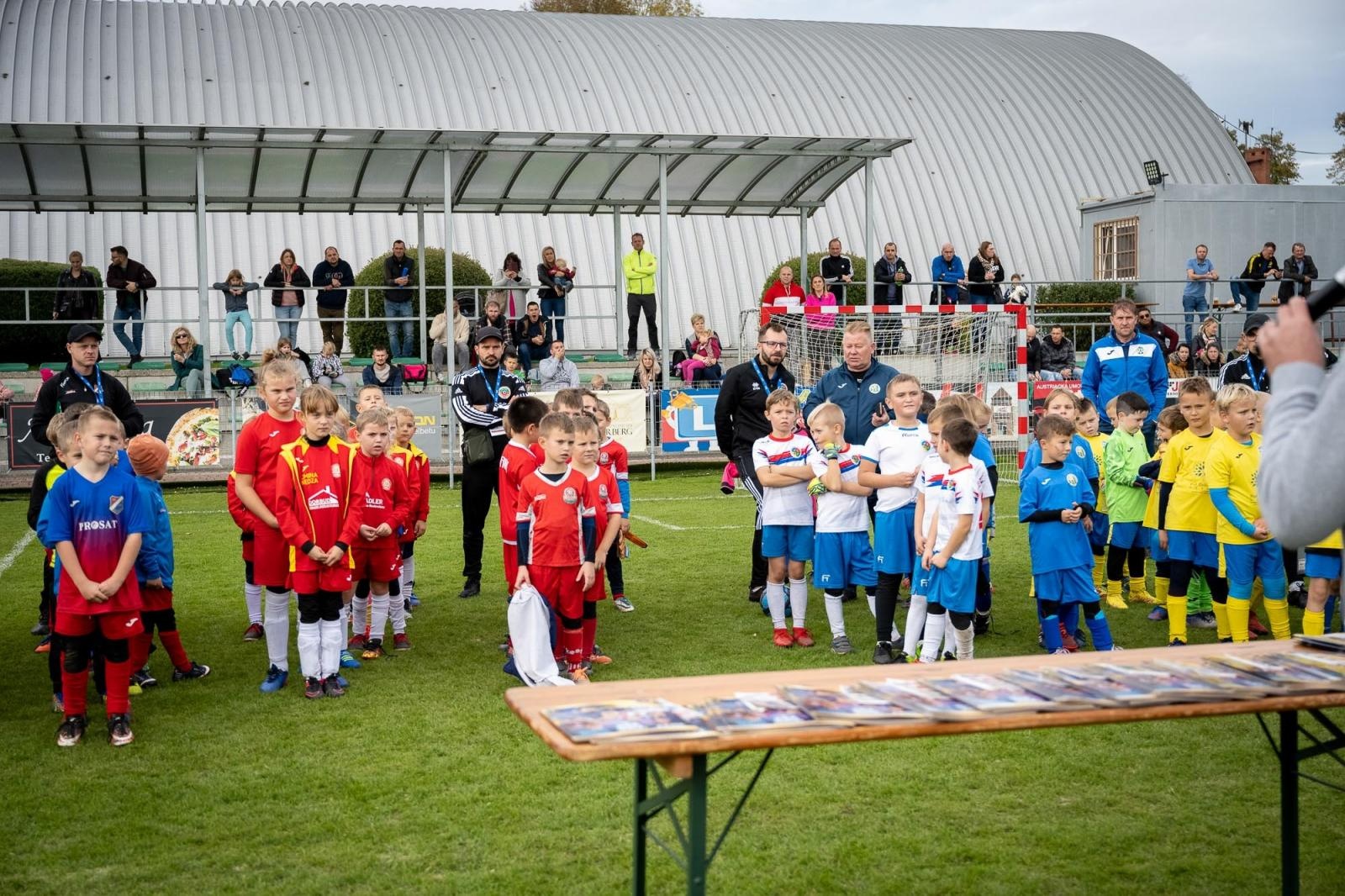 Zdjęcie w galerii na portalu naszraciborz.pl: W Chałupkach w piłkę grali i pieniądze dla Mikołaja zbierali wiadomości z regionu