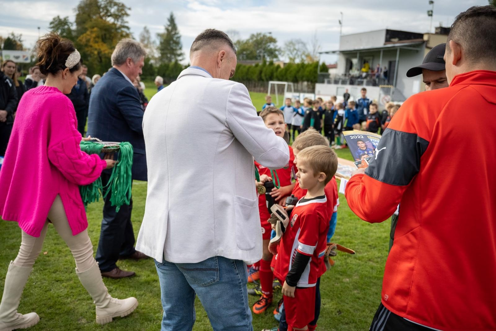 Zdjęcie w galerii na portalu naszraciborz.pl: W Chałupkach w piłkę grali i pieniądze dla Mikołaja zbierali wiadomości z regionu