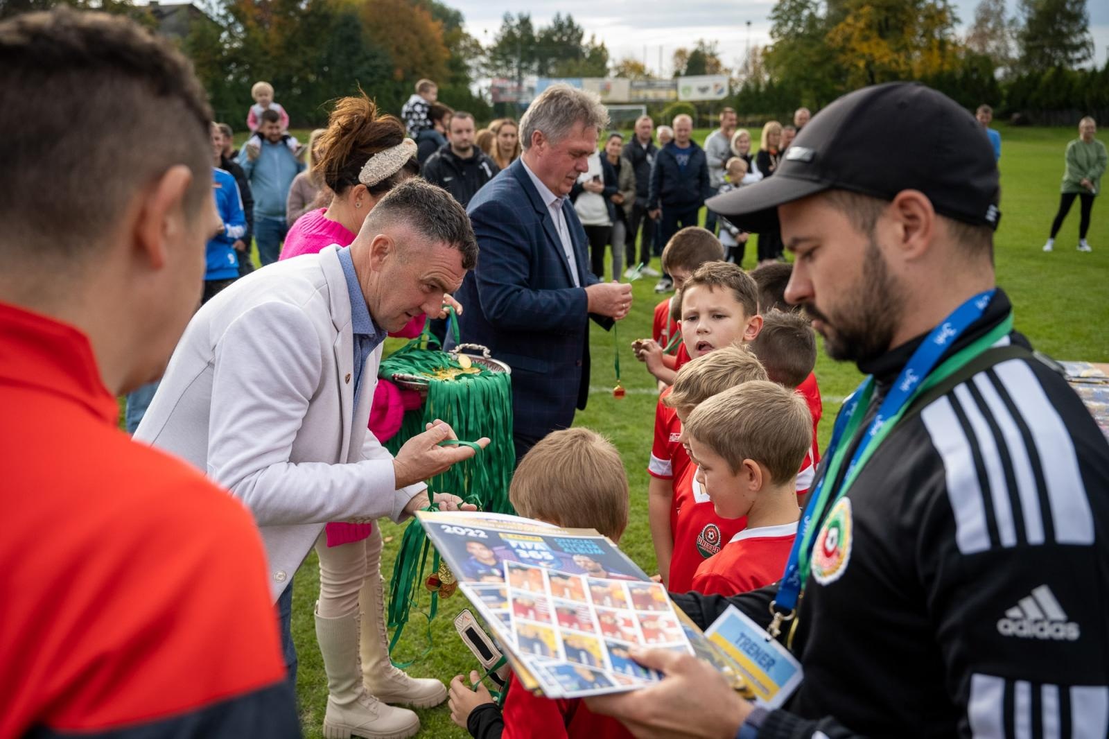 Zdjęcie w galerii na portalu naszraciborz.pl: W Chałupkach w piłkę grali i pieniądze dla Mikołaja zbierali wiadomości z regionu