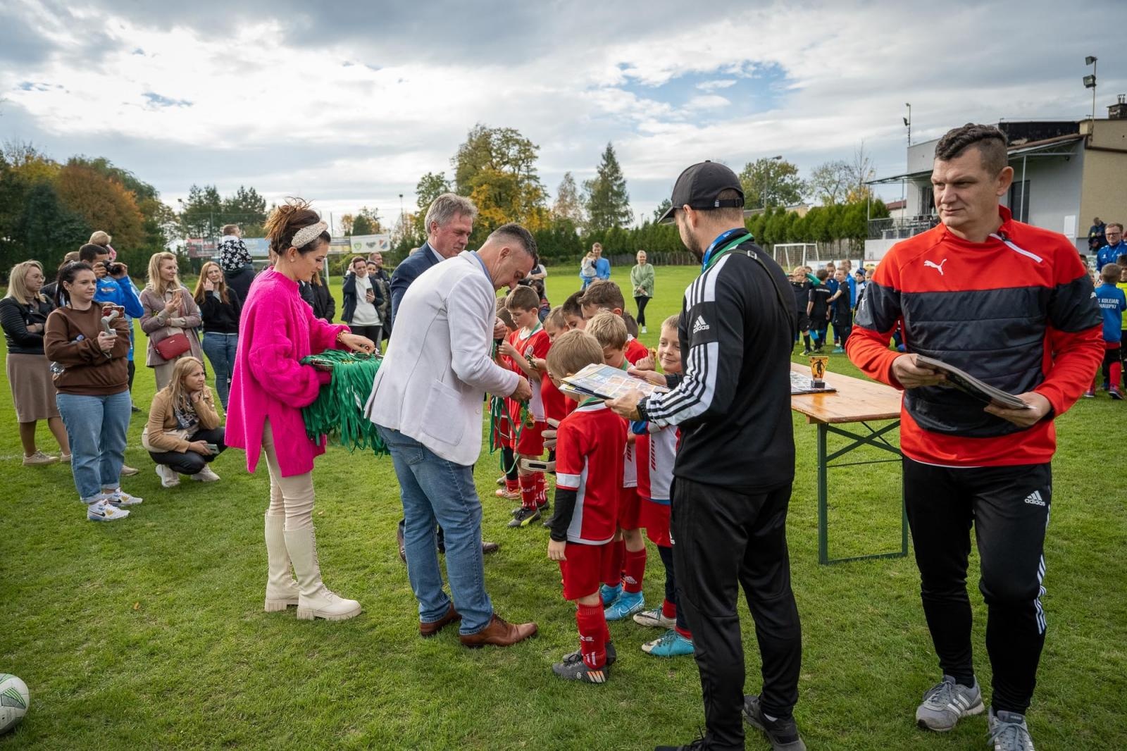 Zdjęcie w galerii na portalu naszraciborz.pl: W Chałupkach w piłkę grali i pieniądze dla Mikołaja zbierali wiadomości z regionu