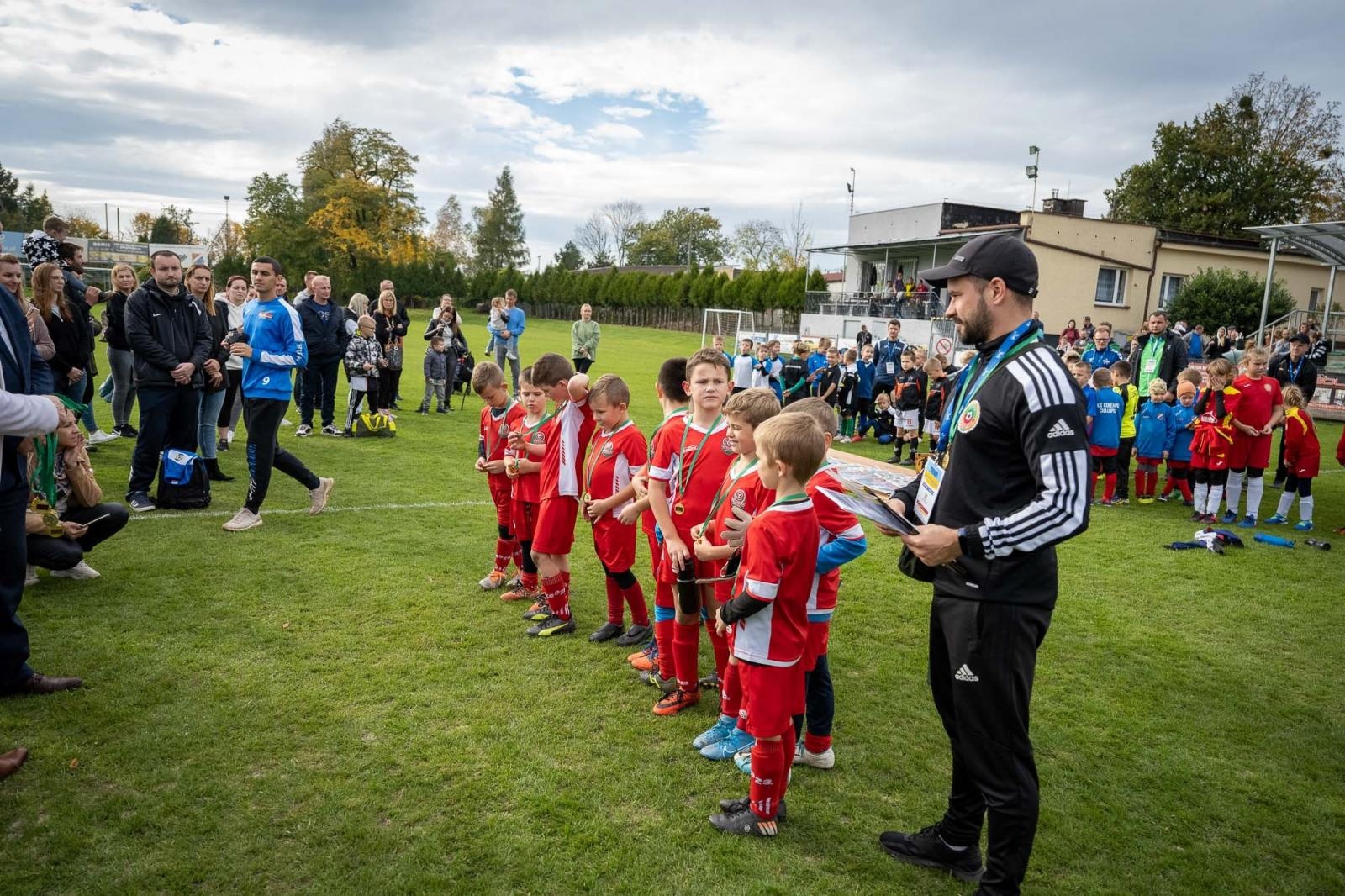 Zdjęcie w galerii na portalu naszraciborz.pl: W Chałupkach w piłkę grali i pieniądze dla Mikołaja zbierali wiadomości z regionu