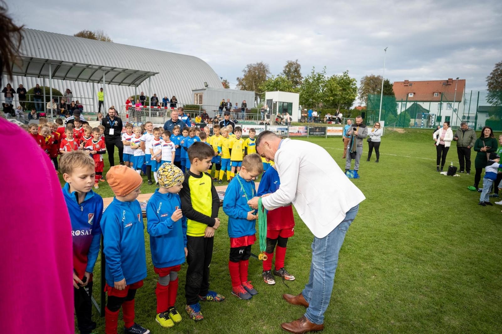 Zdjęcie w galerii na portalu naszraciborz.pl: W Chałupkach w piłkę grali i pieniądze dla Mikołaja zbierali wiadomości z regionu