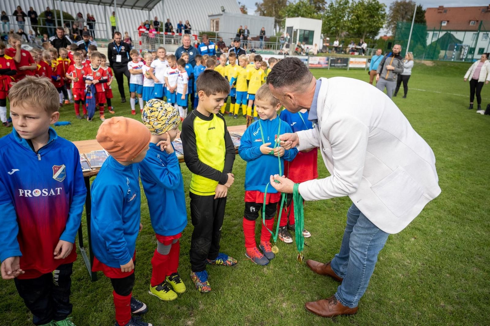Zdjęcie w galerii na portalu naszraciborz.pl: W Chałupkach w piłkę grali i pieniądze dla Mikołaja zbierali wiadomości z regionu