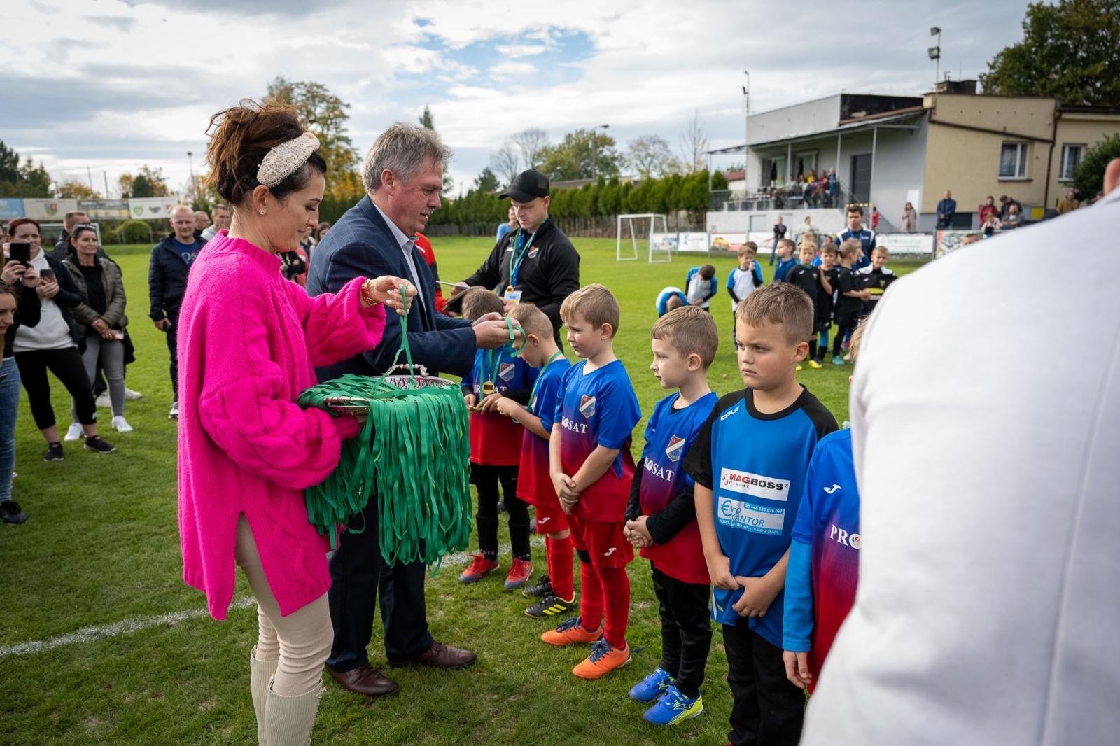 Zdjęcie w galerii na portalu naszraciborz.pl: W Chałupkach w piłkę grali i pieniądze dla Mikołaja zbierali wiadomości z regionu