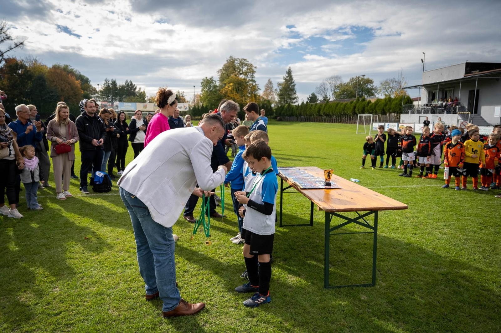 Zdjęcie w galerii na portalu naszraciborz.pl: W Chałupkach w piłkę grali i pieniądze dla Mikołaja zbierali wiadomości z regionu