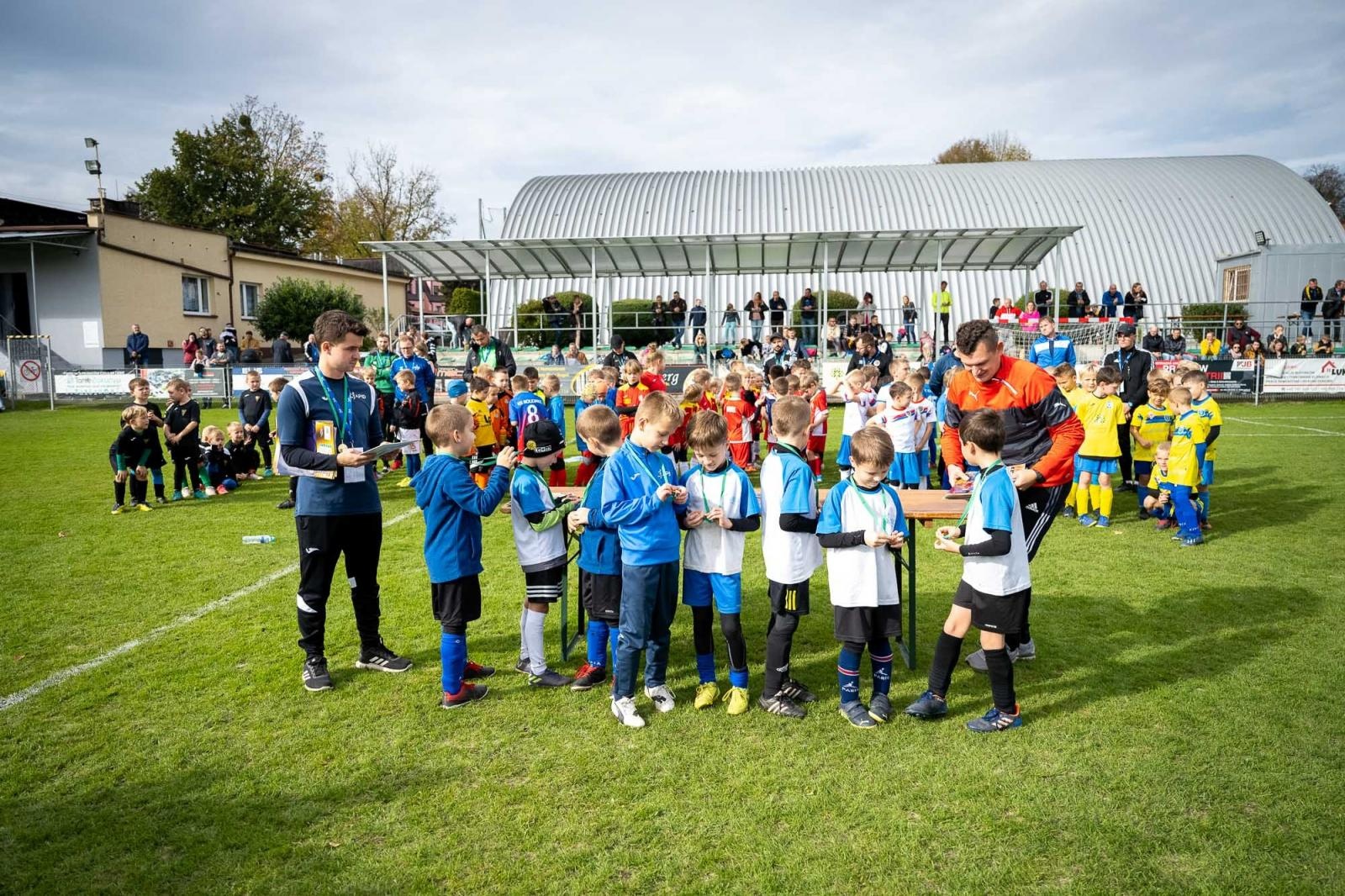 Zdjęcie w galerii na portalu naszraciborz.pl: W Chałupkach w piłkę grali i pieniądze dla Mikołaja zbierali wiadomości z regionu