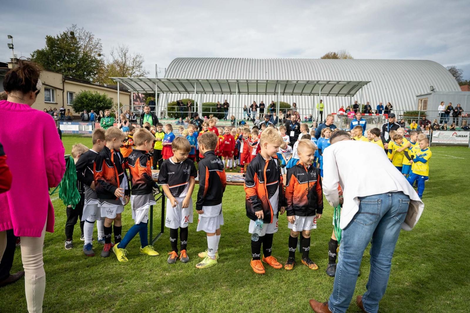 Zdjęcie w galerii na portalu naszraciborz.pl: W Chałupkach w piłkę grali i pieniądze dla Mikołaja zbierali wiadomości z regionu