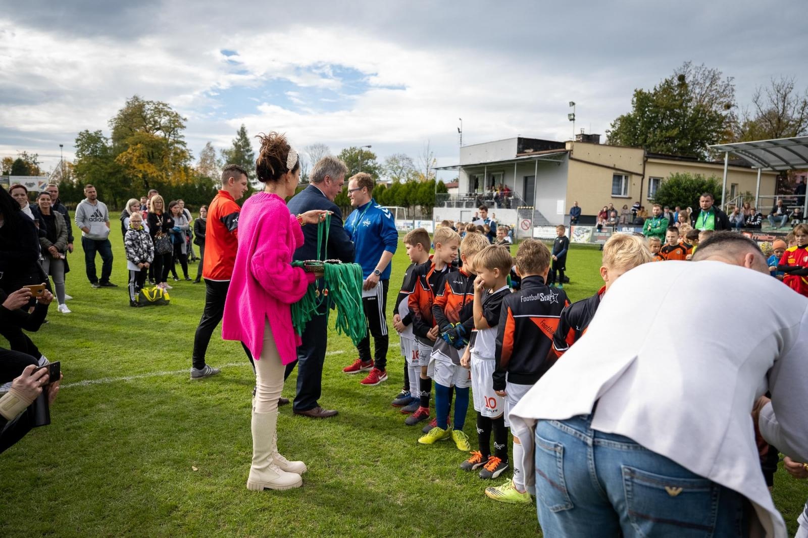 Zdjęcie w galerii na portalu naszraciborz.pl: W Chałupkach w piłkę grali i pieniądze dla Mikołaja zbierali wiadomości z regionu