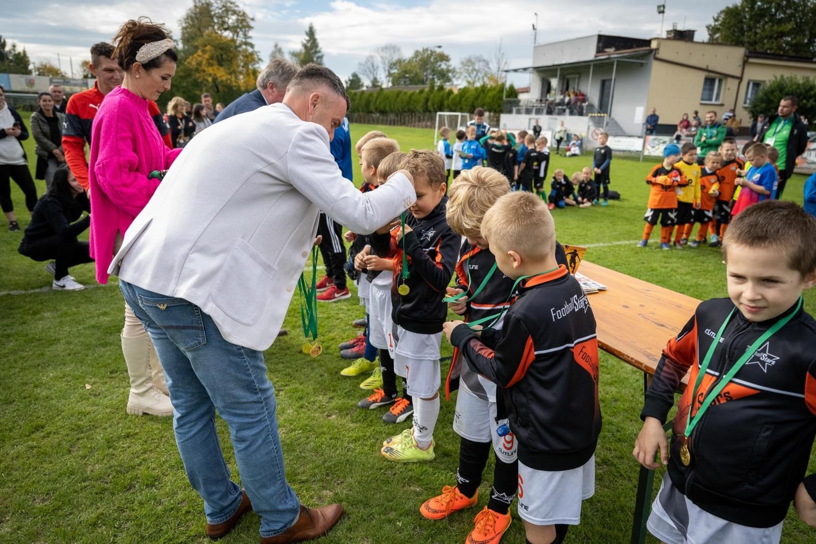 Zdjęcie w galerii na portalu naszraciborz.pl: W Chałupkach w piłkę grali i pieniądze dla Mikołaja zbierali wiadomości z regionu