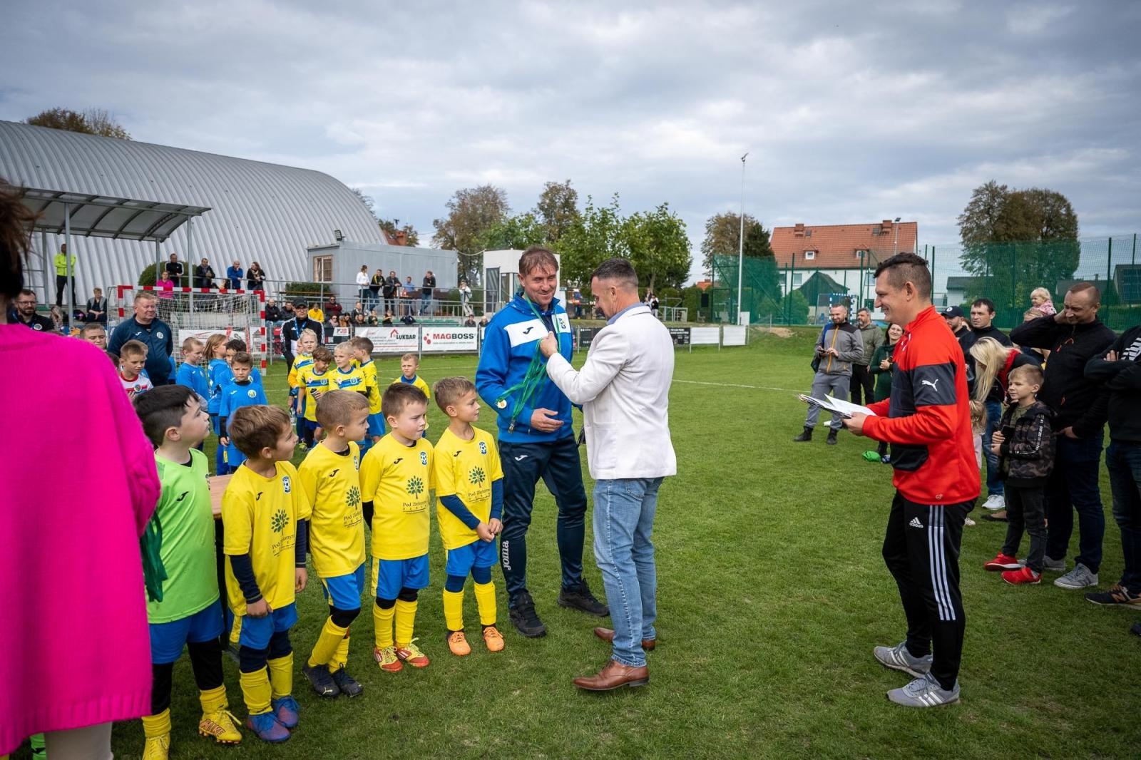 Zdjęcie w galerii na portalu naszraciborz.pl: W Chałupkach w piłkę grali i pieniądze dla Mikołaja zbierali wiadomości z regionu