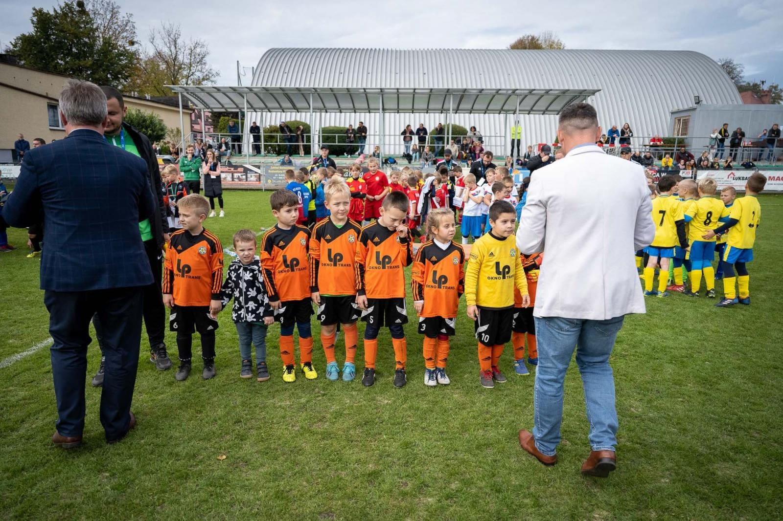 Zdjęcie w galerii na portalu naszraciborz.pl: W Chałupkach w piłkę grali i pieniądze dla Mikołaja zbierali wiadomości z regionu