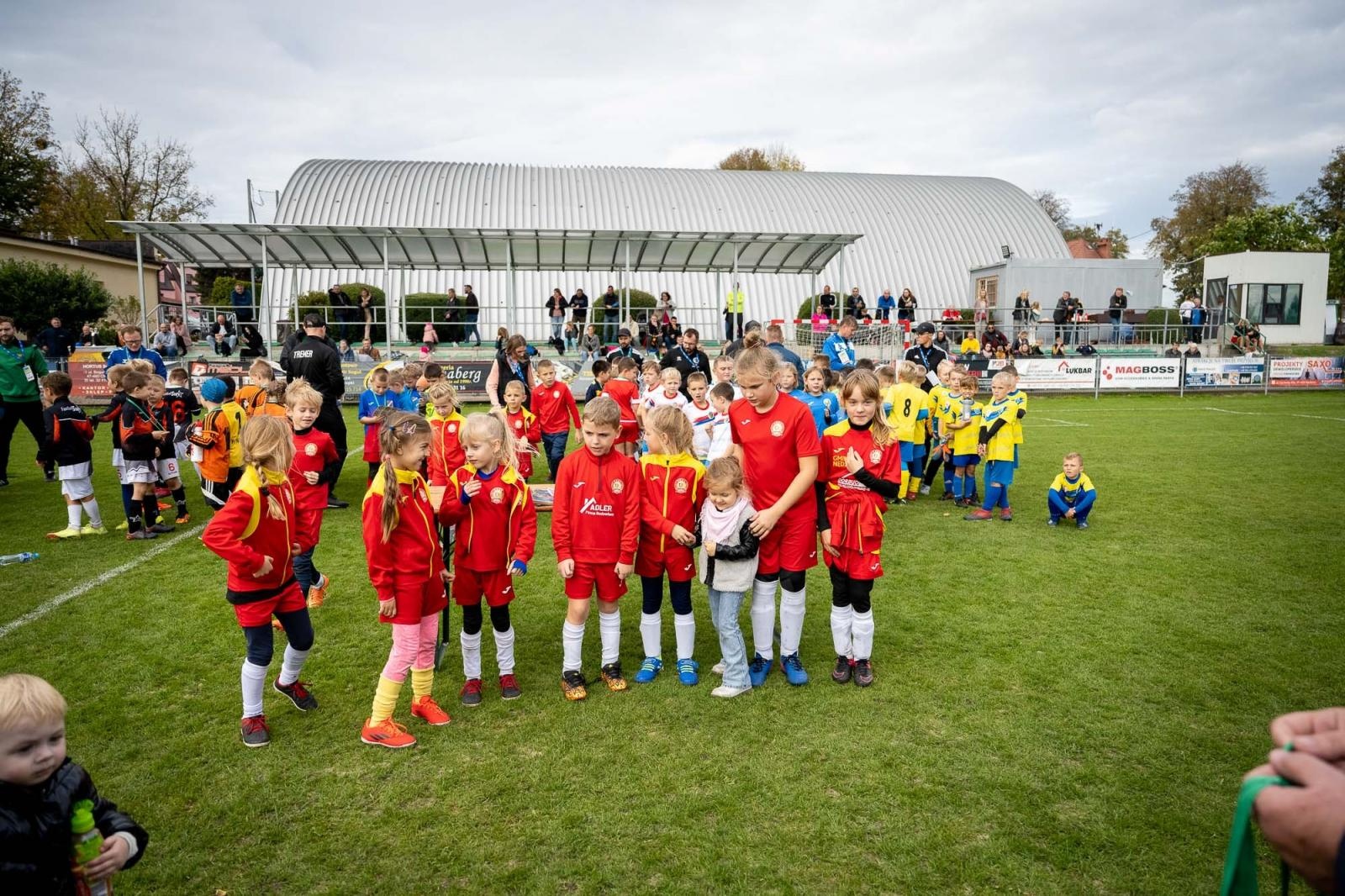 Zdjęcie w galerii na portalu naszraciborz.pl: W Chałupkach w piłkę grali i pieniądze dla Mikołaja zbierali wiadomości z regionu