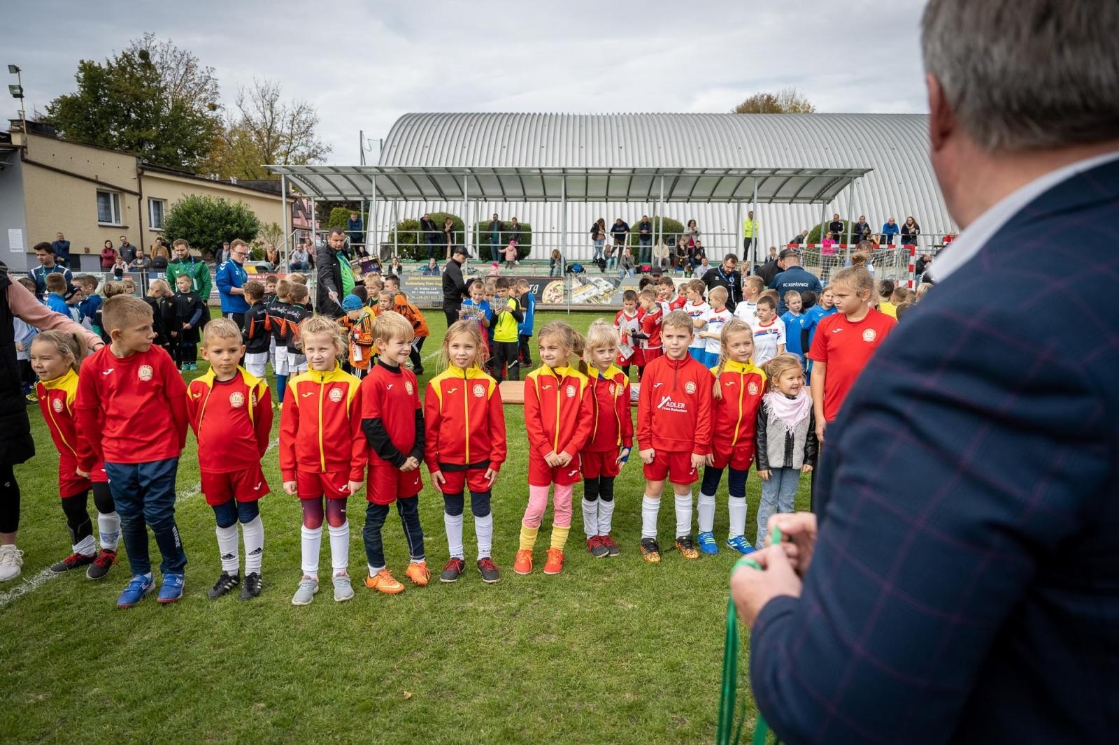 Zdjęcie w galerii na portalu naszraciborz.pl: W Chałupkach w piłkę grali i pieniądze dla Mikołaja zbierali wiadomości z regionu