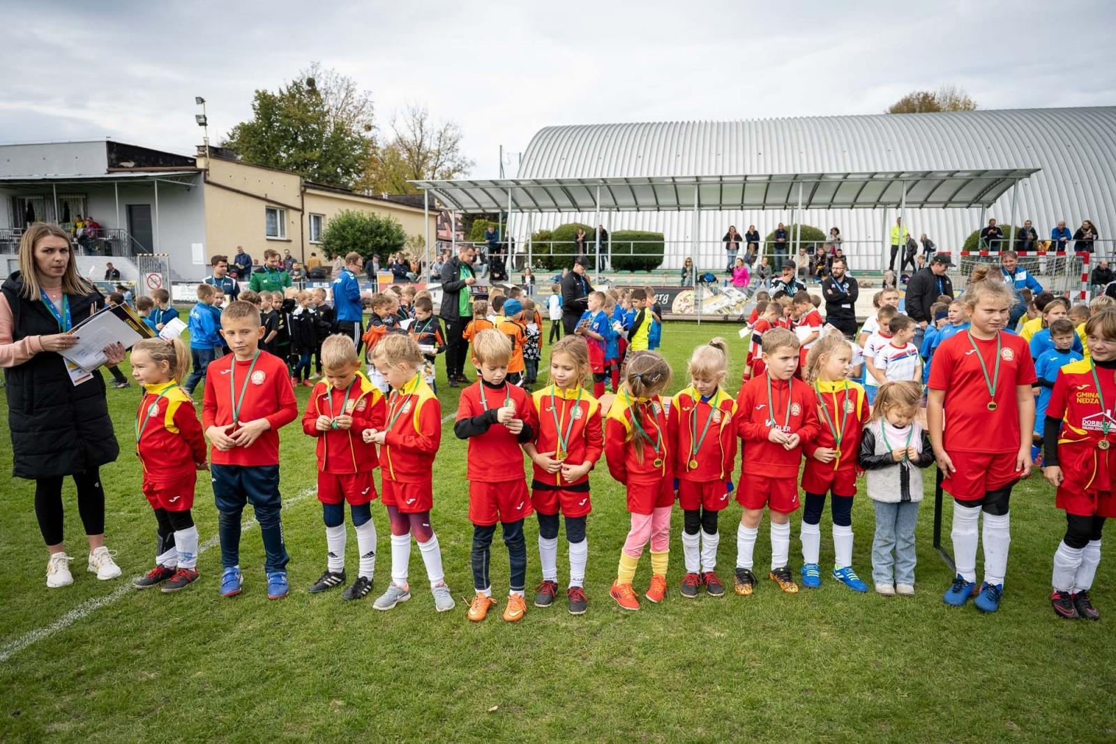 Zdjęcie w galerii na portalu naszraciborz.pl: W Chałupkach w piłkę grali i pieniądze dla Mikołaja zbierali wiadomości z regionu