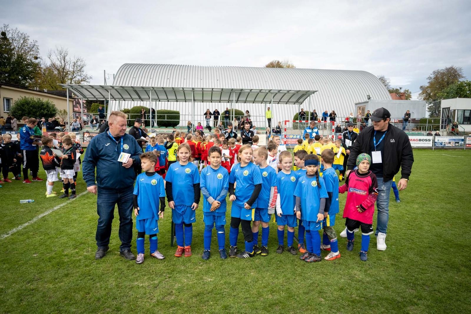 Zdjęcie w galerii na portalu naszraciborz.pl: W Chałupkach w piłkę grali i pieniądze dla Mikołaja zbierali wiadomości z regionu