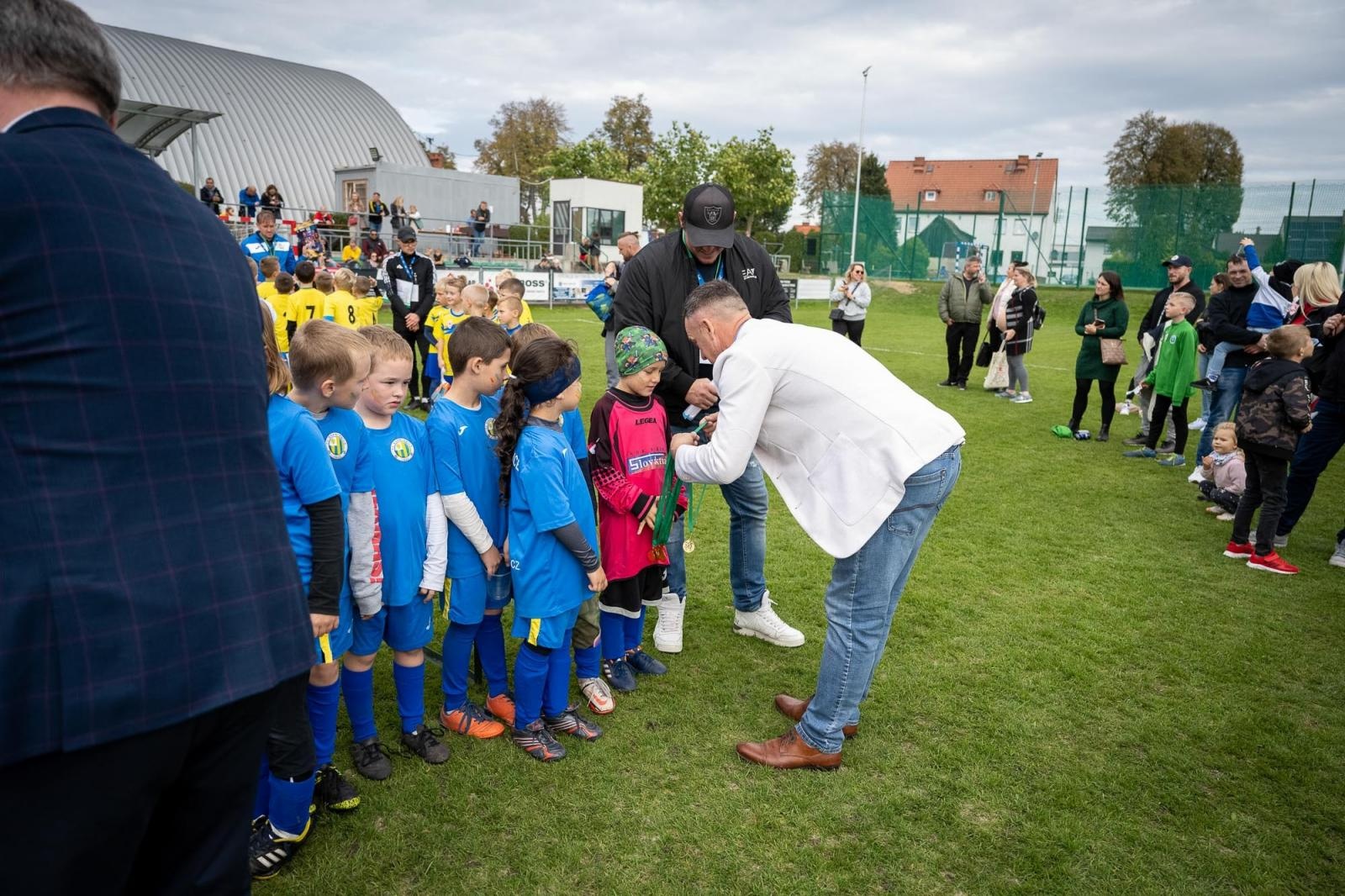 Zdjęcie w galerii na portalu naszraciborz.pl: W Chałupkach w piłkę grali i pieniądze dla Mikołaja zbierali wiadomości z regionu