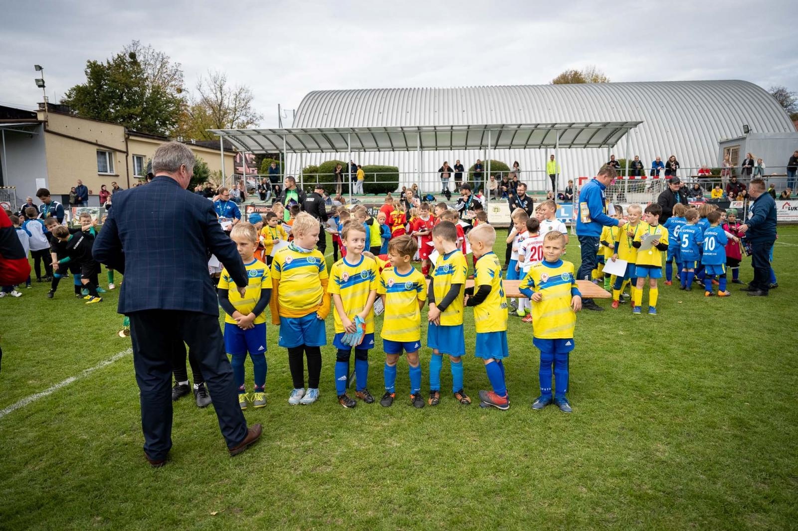 Zdjęcie w galerii na portalu naszraciborz.pl: W Chałupkach w piłkę grali i pieniądze dla Mikołaja zbierali wiadomości z regionu