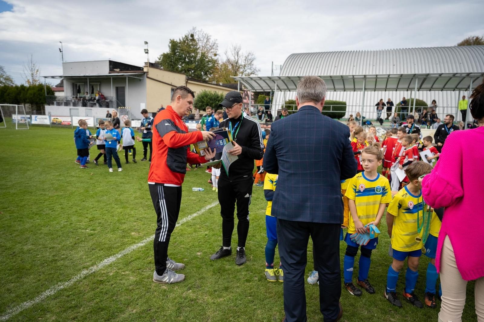Zdjęcie w galerii na portalu naszraciborz.pl: W Chałupkach w piłkę grali i pieniądze dla Mikołaja zbierali wiadomości z regionu