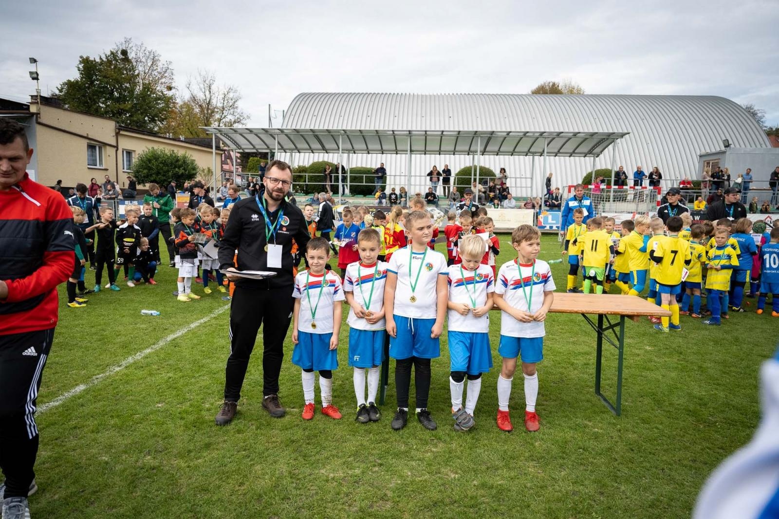 Zdjęcie w galerii na portalu naszraciborz.pl: W Chałupkach w piłkę grali i pieniądze dla Mikołaja zbierali wiadomości z regionu