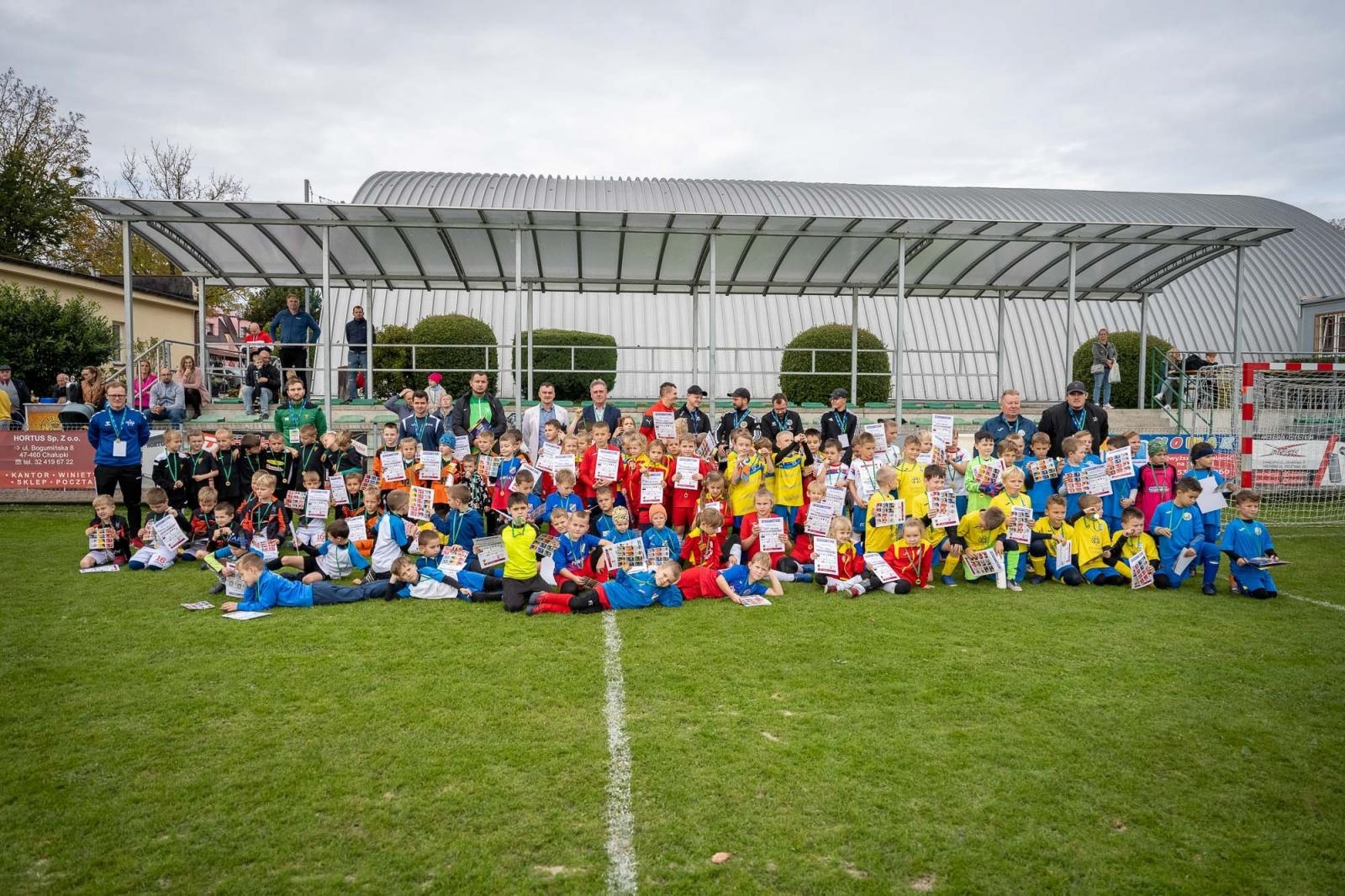 Zdjęcie w galerii na portalu naszraciborz.pl: W Chałupkach w piłkę grali i pieniądze dla Mikołaja zbierali wiadomości z regionu