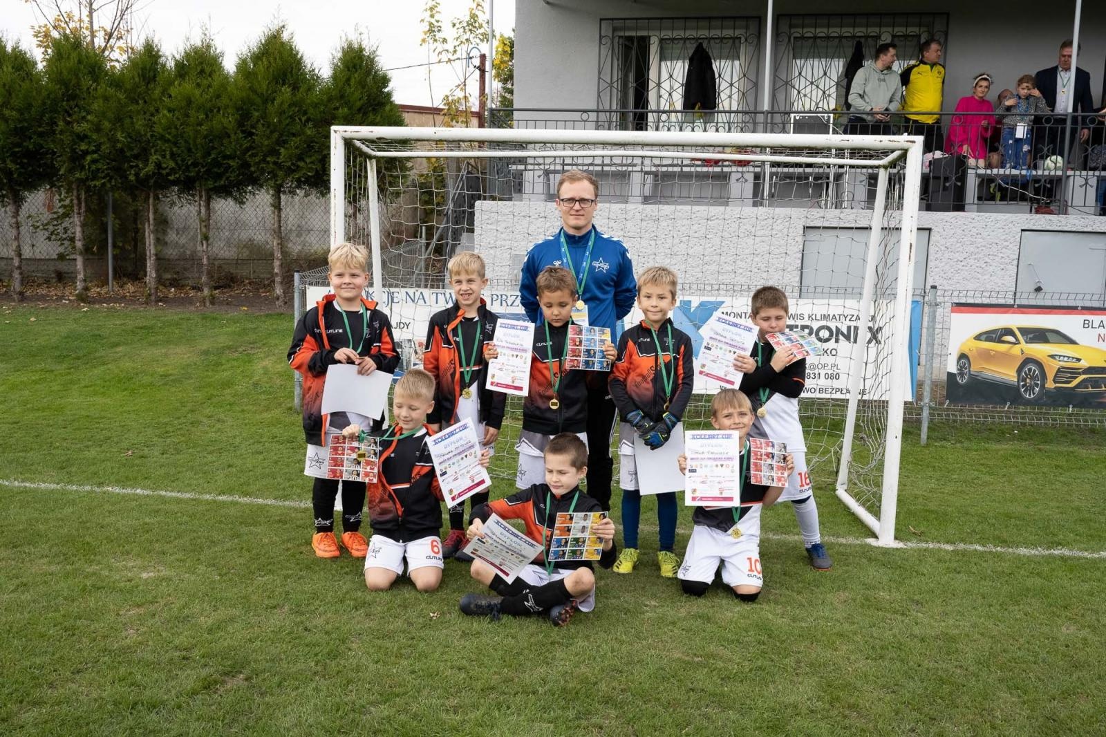 Zdjęcie w galerii na portalu naszraciborz.pl: W Chałupkach w piłkę grali i pieniądze dla Mikołaja zbierali wiadomości z regionu