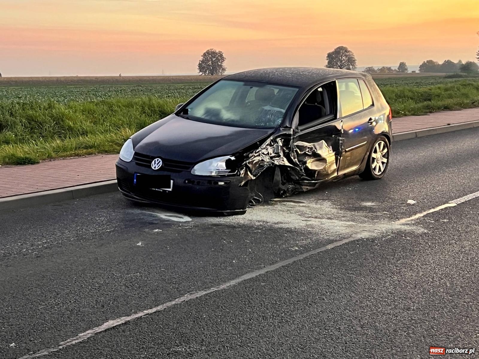 Zdjęcie w galerii na portalu naszraciborz.pl: Zderzenie pojazdów na drodze do Pietrowic Wielkich [FOTO] wiadomości z regionu