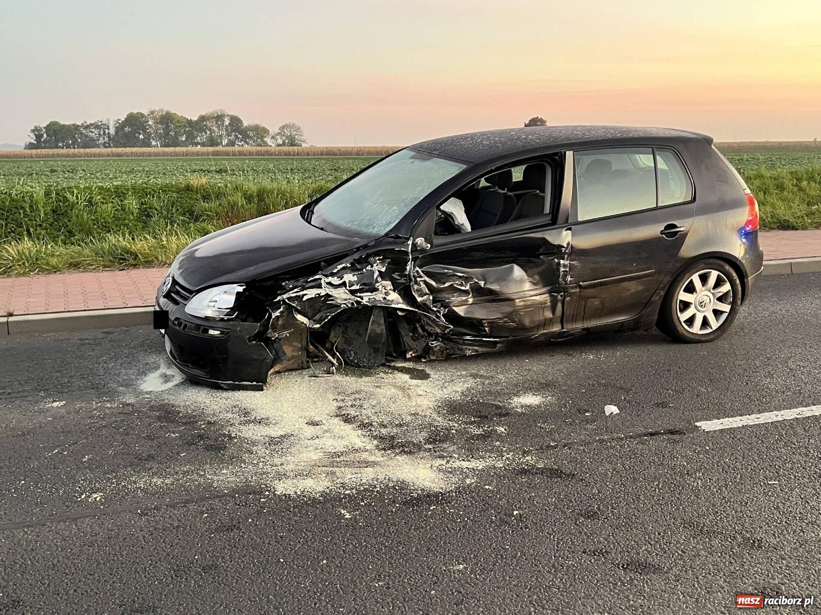Zdjęcie w galerii na portalu naszraciborz.pl: Zderzenie pojazdów na drodze do Pietrowic Wielkich [FOTO] wiadomości z regionu