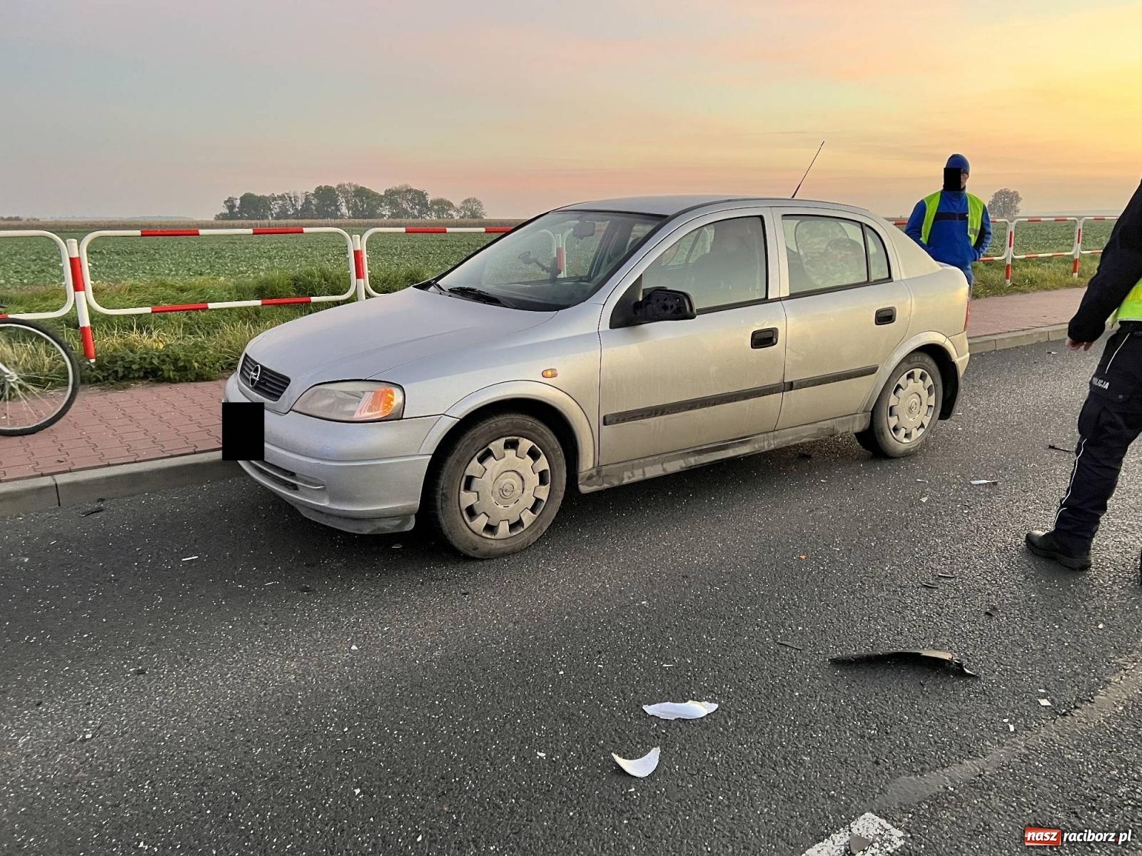 Zdjęcie w galerii na portalu naszraciborz.pl: Zderzenie pojazdów na drodze do Pietrowic Wielkich [FOTO] wiadomości z regionu