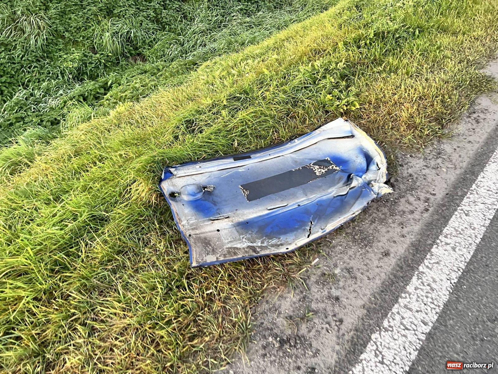 Zdjęcie w galerii na portalu naszraciborz.pl: Zderzenie pojazdów na drodze do Pietrowic Wielkich [FOTO] wiadomości z regionu