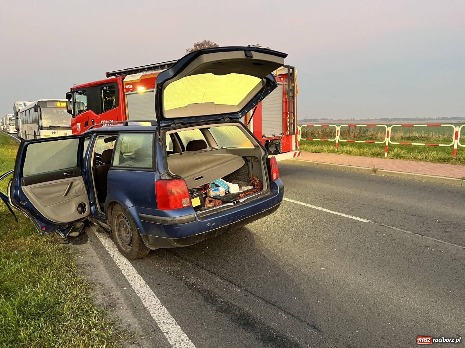 Zdjęcie w galerii na portalu naszraciborz.pl: Zderzenie pojazdów na drodze do Pietrowic Wielkich [FOTO] wiadomości z regionu
