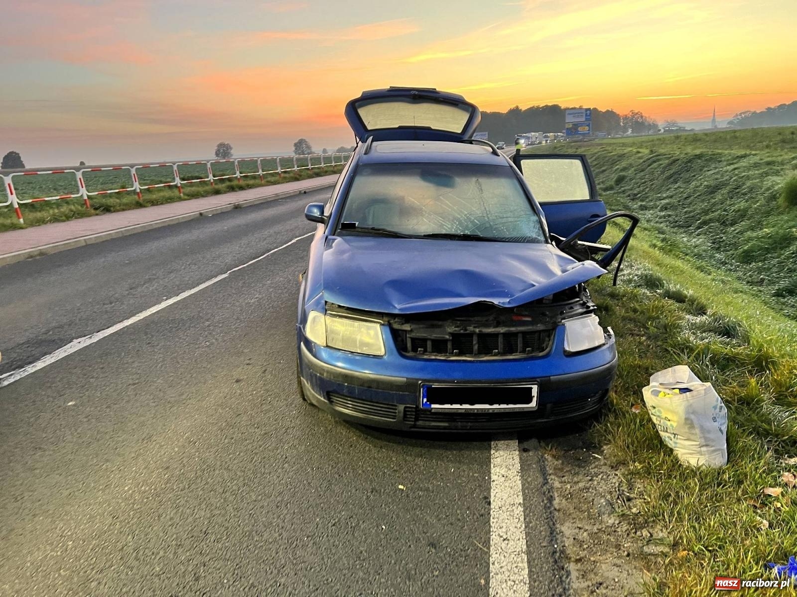 Zdjęcie w galerii na portalu naszraciborz.pl: Zderzenie pojazdów na drodze do Pietrowic Wielkich [FOTO] wiadomości z regionu