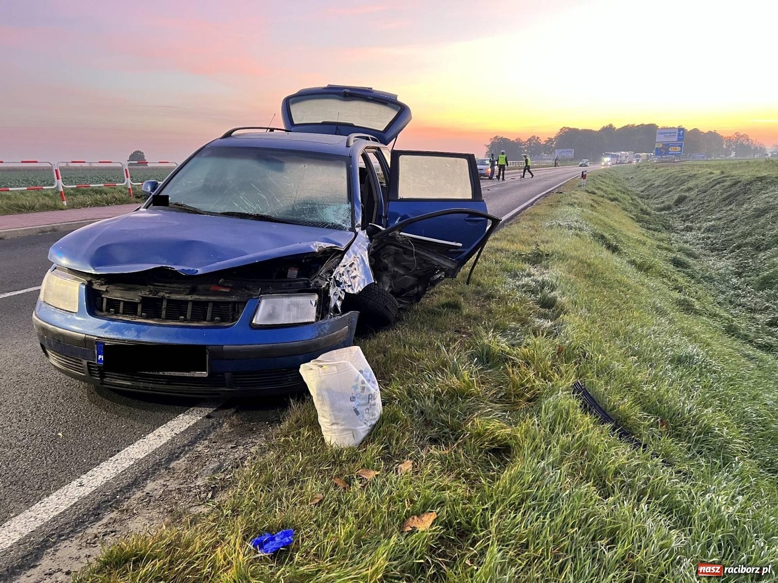 Zdjęcie w galerii na portalu naszraciborz.pl: Zderzenie pojazdów na drodze do Pietrowic Wielkich [FOTO] wiadomości z regionu
