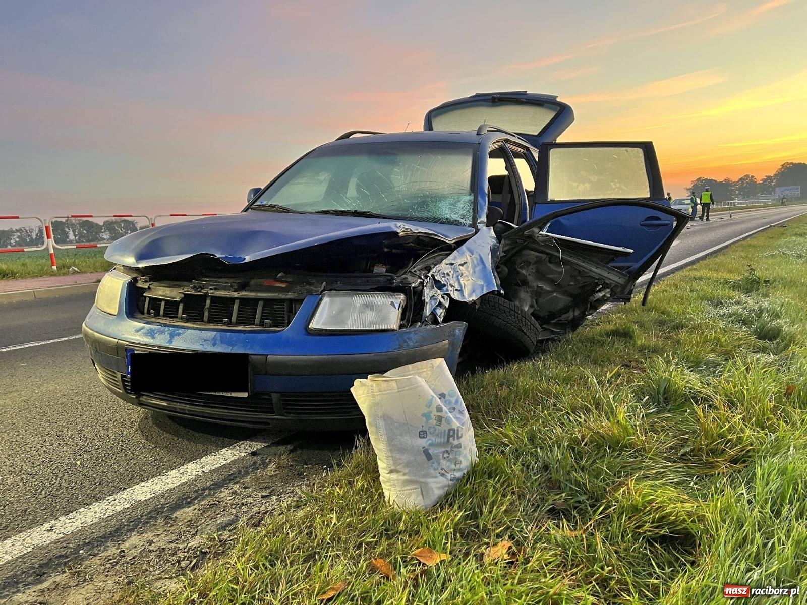 Zdjęcie w galerii na portalu naszraciborz.pl: Zderzenie pojazdów na drodze do Pietrowic Wielkich [FOTO] wiadomości z regionu