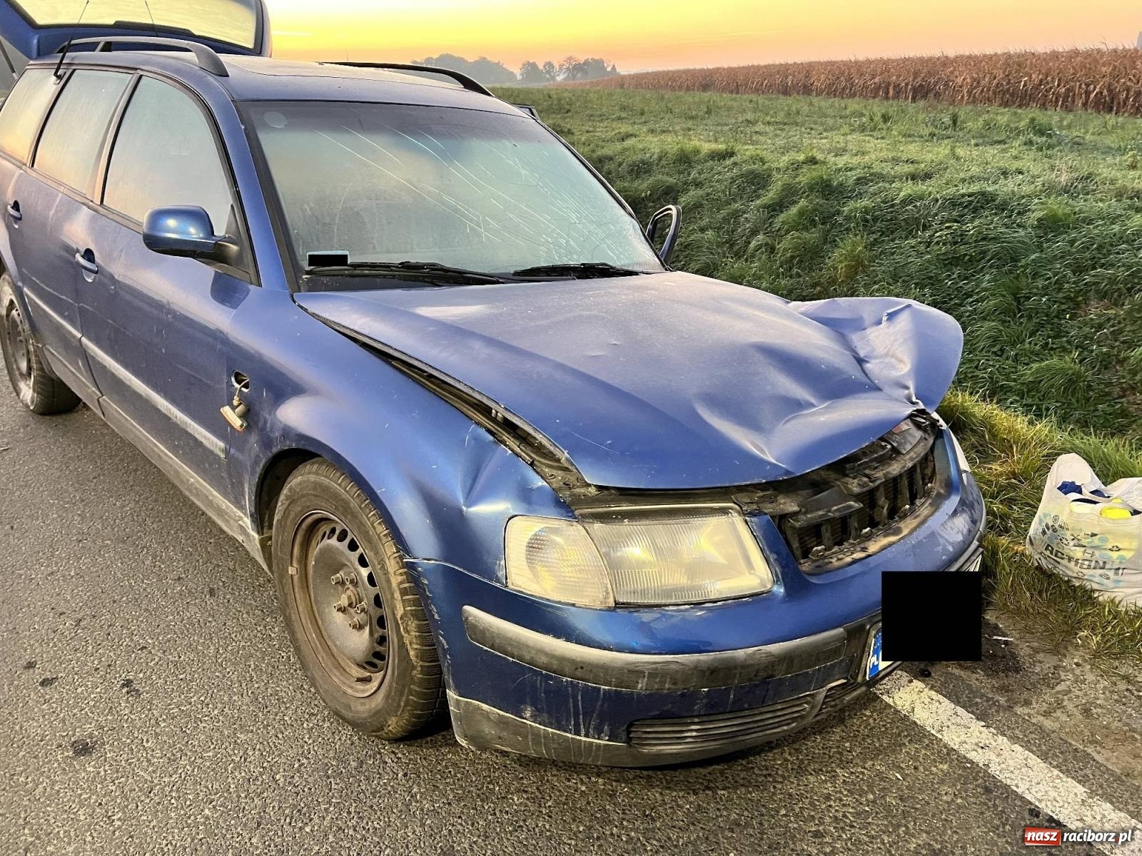 Zdjęcie w galerii na portalu naszraciborz.pl: Zderzenie pojazdów na drodze do Pietrowic Wielkich [FOTO] wiadomości z regionu