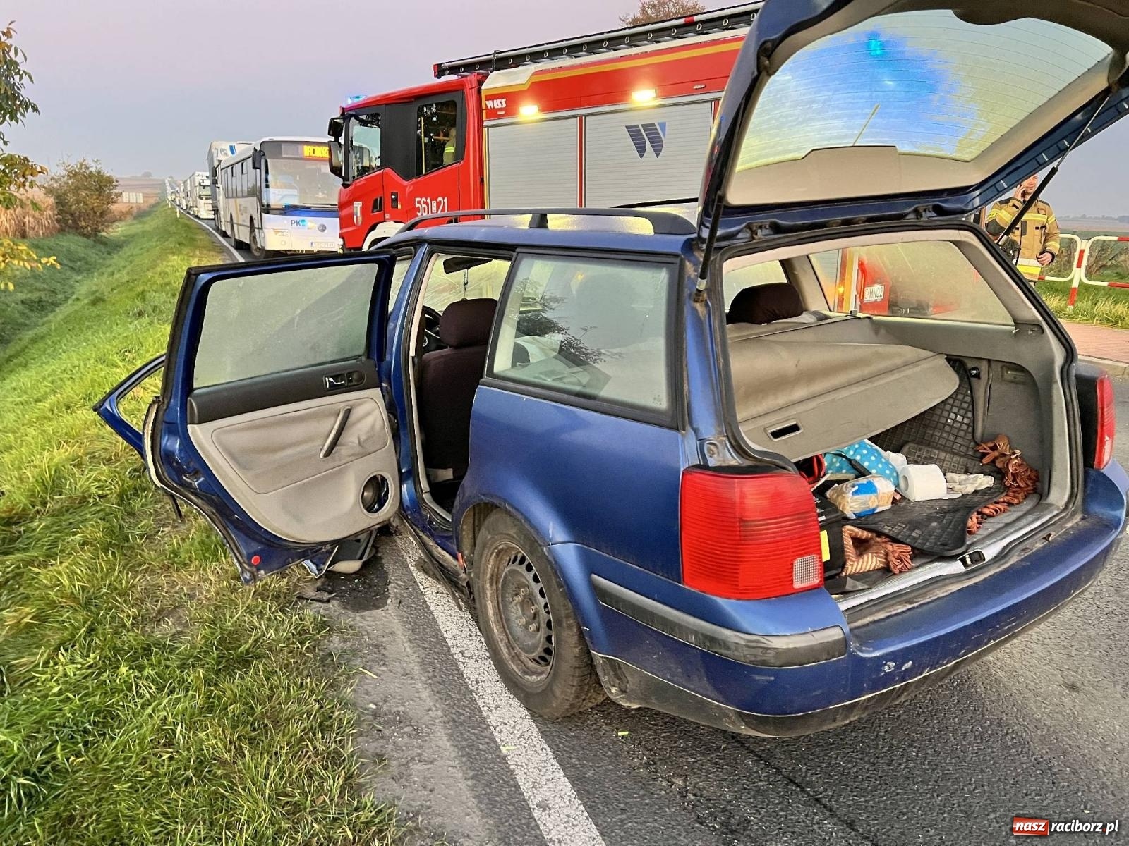 Zdjęcie w galerii na portalu naszraciborz.pl: Zderzenie pojazdów na drodze do Pietrowic Wielkich [FOTO] wiadomości z regionu