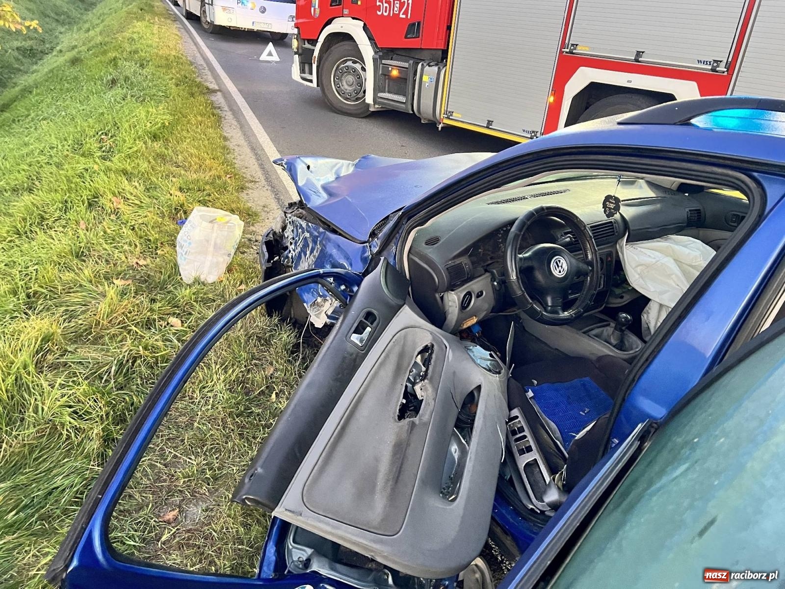 Zdjęcie w galerii na portalu naszraciborz.pl: Zderzenie pojazdów na drodze do Pietrowic Wielkich [FOTO] wiadomości z regionu