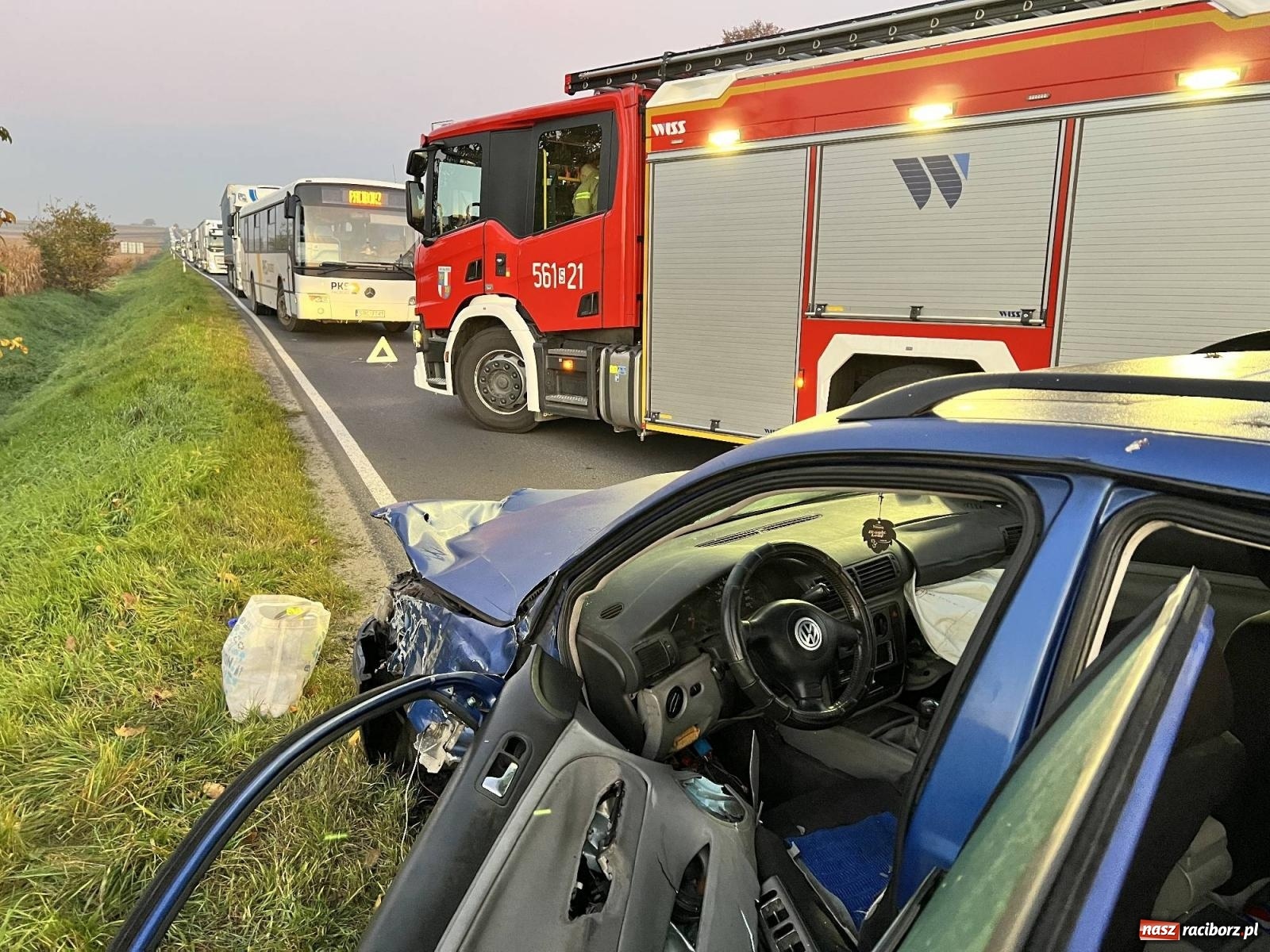Zdjęcie w galerii na portalu naszraciborz.pl: Zderzenie pojazdów na drodze do Pietrowic Wielkich [FOTO] wiadomości z regionu
