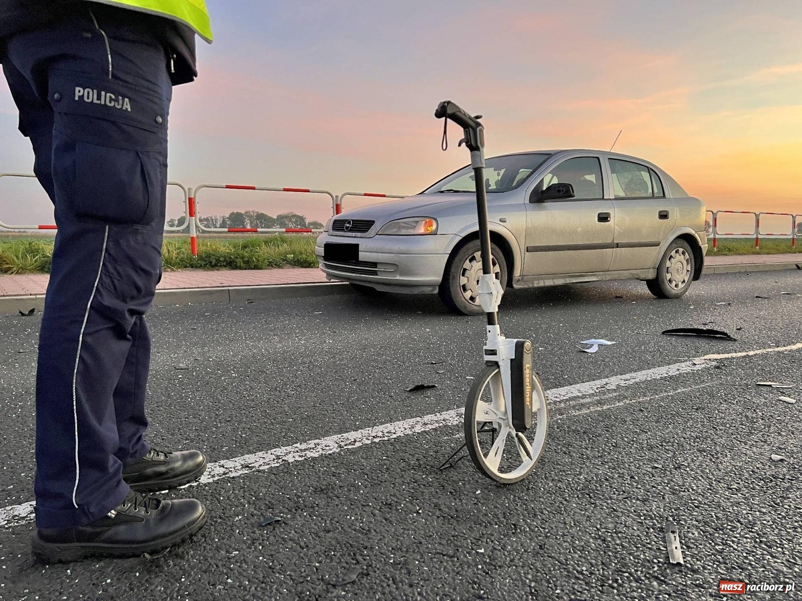 Zdjęcie w galerii na portalu naszraciborz.pl: Zderzenie pojazdów na drodze do Pietrowic Wielkich [FOTO] wiadomości z regionu