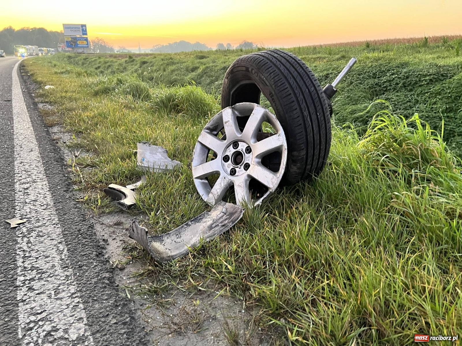 Zdjęcie w galerii na portalu naszraciborz.pl: Zderzenie pojazdów na drodze do Pietrowic Wielkich [FOTO] wiadomości z regionu