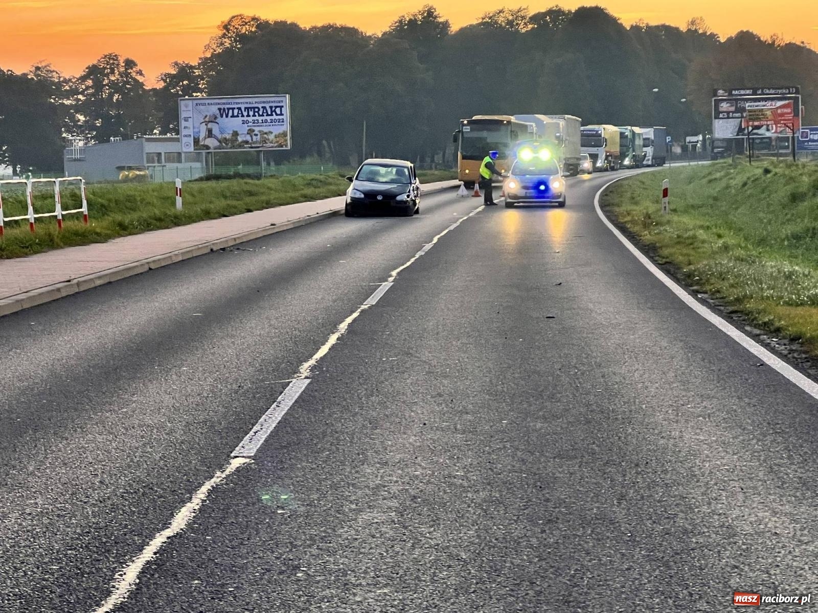 Zdjęcie w galerii na portalu naszraciborz.pl: Zderzenie pojazdów na drodze do Pietrowic Wielkich [FOTO] wiadomości z regionu