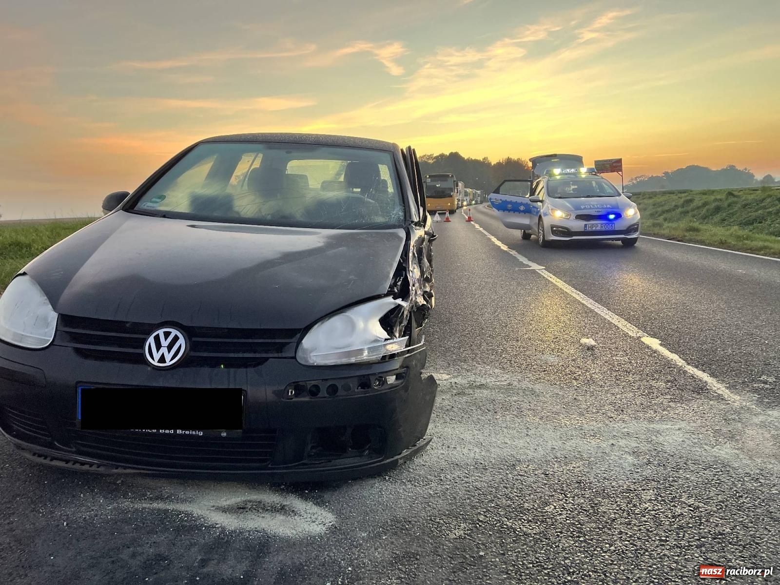 Zdjęcie w galerii na portalu naszraciborz.pl: Zderzenie pojazdów na drodze do Pietrowic Wielkich [FOTO] wiadomości z regionu