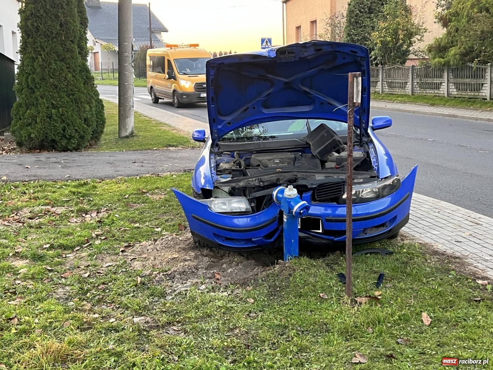 Zdjęcie w galerii na portalu naszraciborz.pl: Seat uderzył w hydrant w Lekartowie [FOTO] wiadomości z regionu