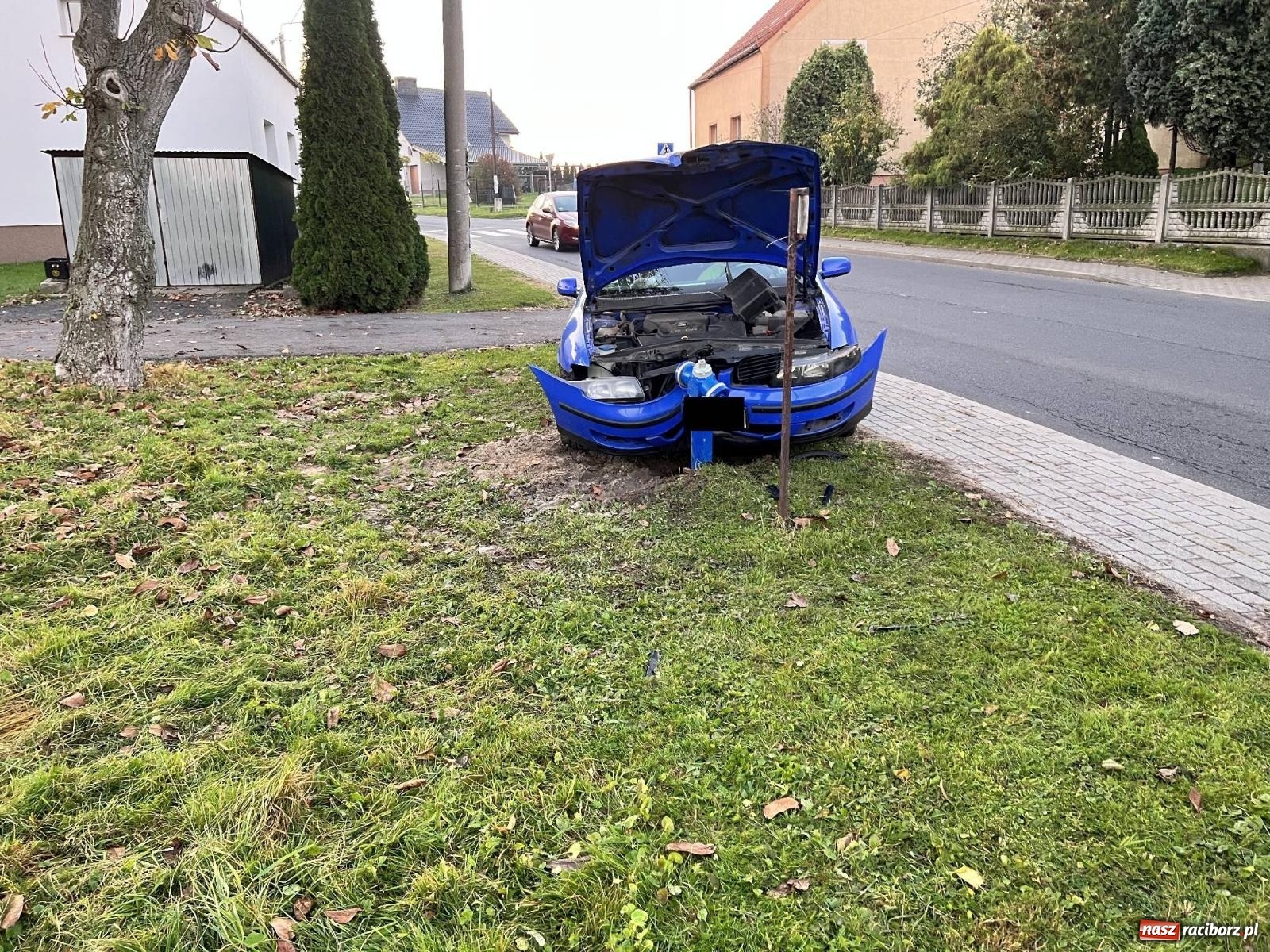 Zdjęcie w galerii na portalu naszraciborz.pl: Seat uderzył w hydrant w Lekartowie [FOTO] wiadomości z regionu