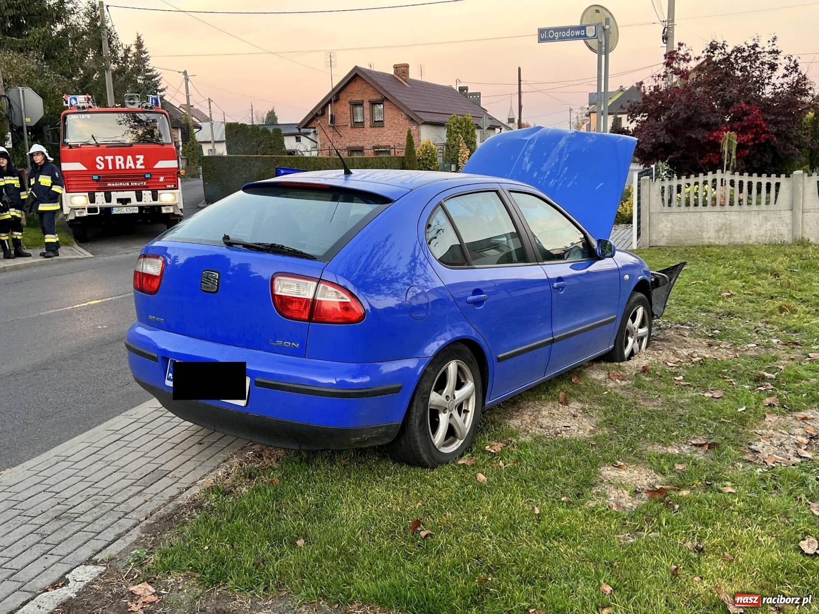 Zdjęcie w galerii na portalu naszraciborz.pl: Seat uderzył w hydrant w Lekartowie [FOTO] wiadomości z regionu