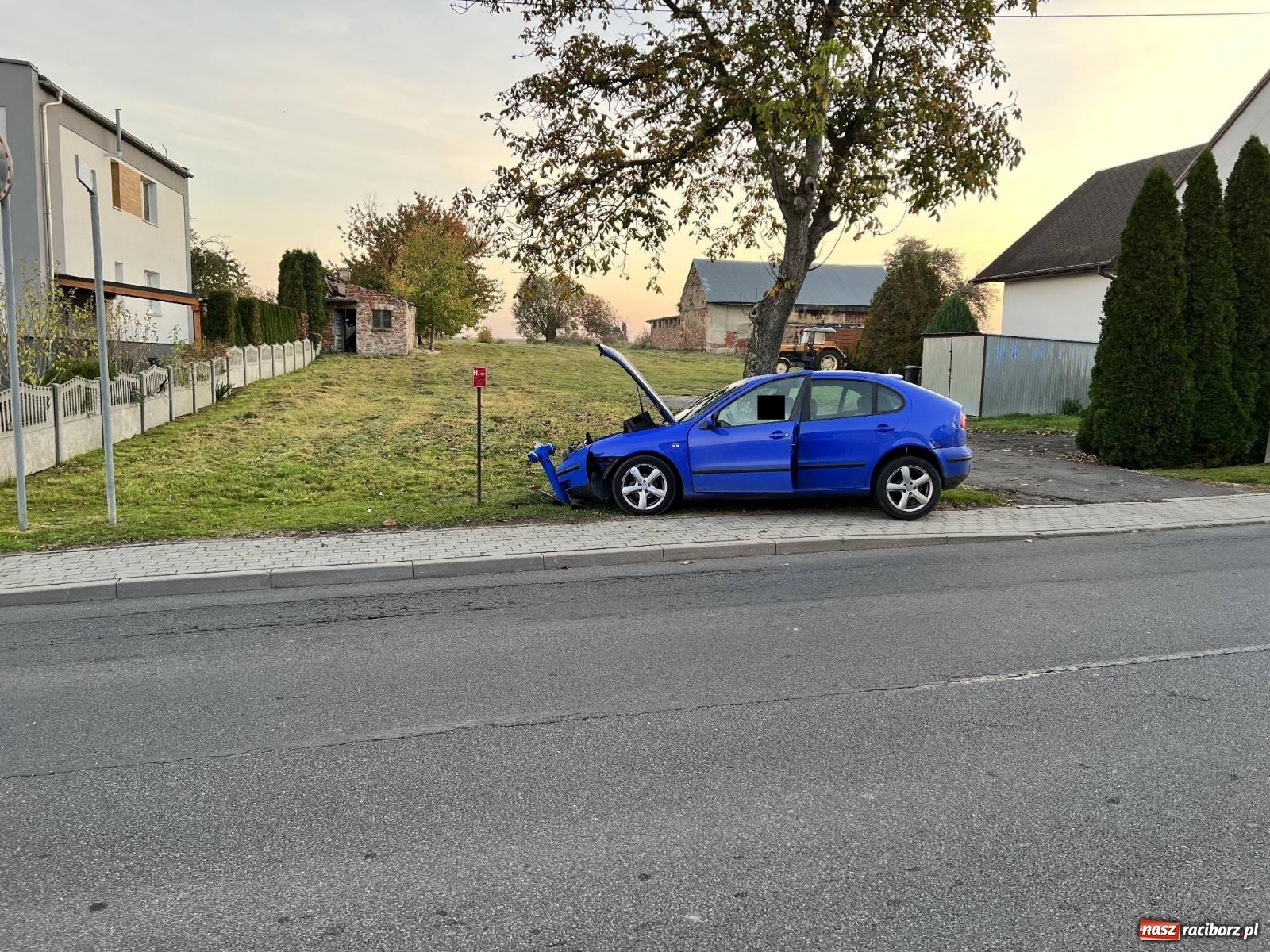 Zdjęcie w galerii na portalu naszraciborz.pl: Seat uderzył w hydrant w Lekartowie [FOTO] wiadomości z regionu